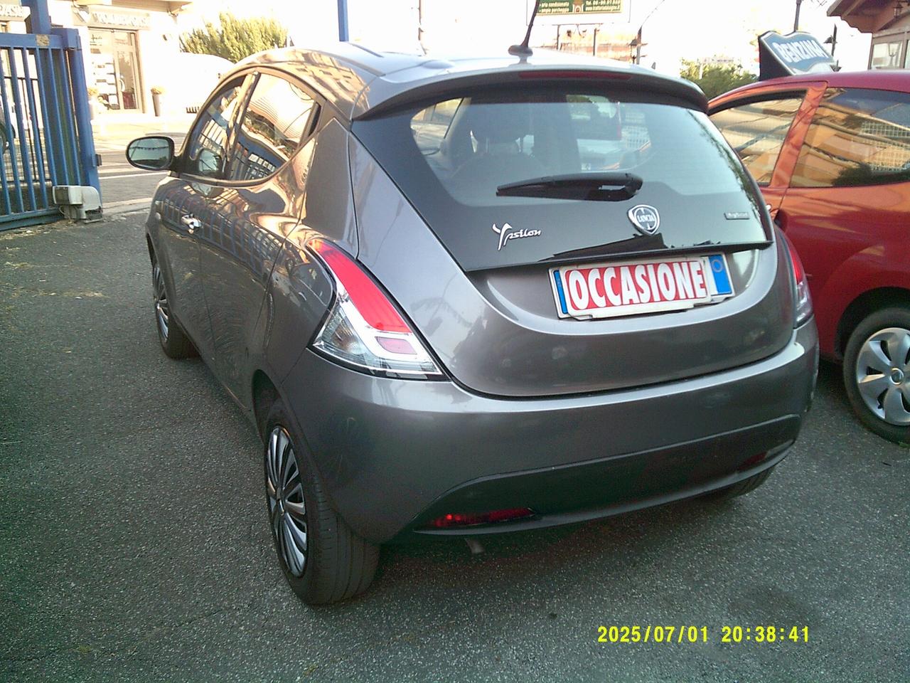 Lancia Ypsilon 1.0 FireFly 5 porte S&S Hybrid Silver