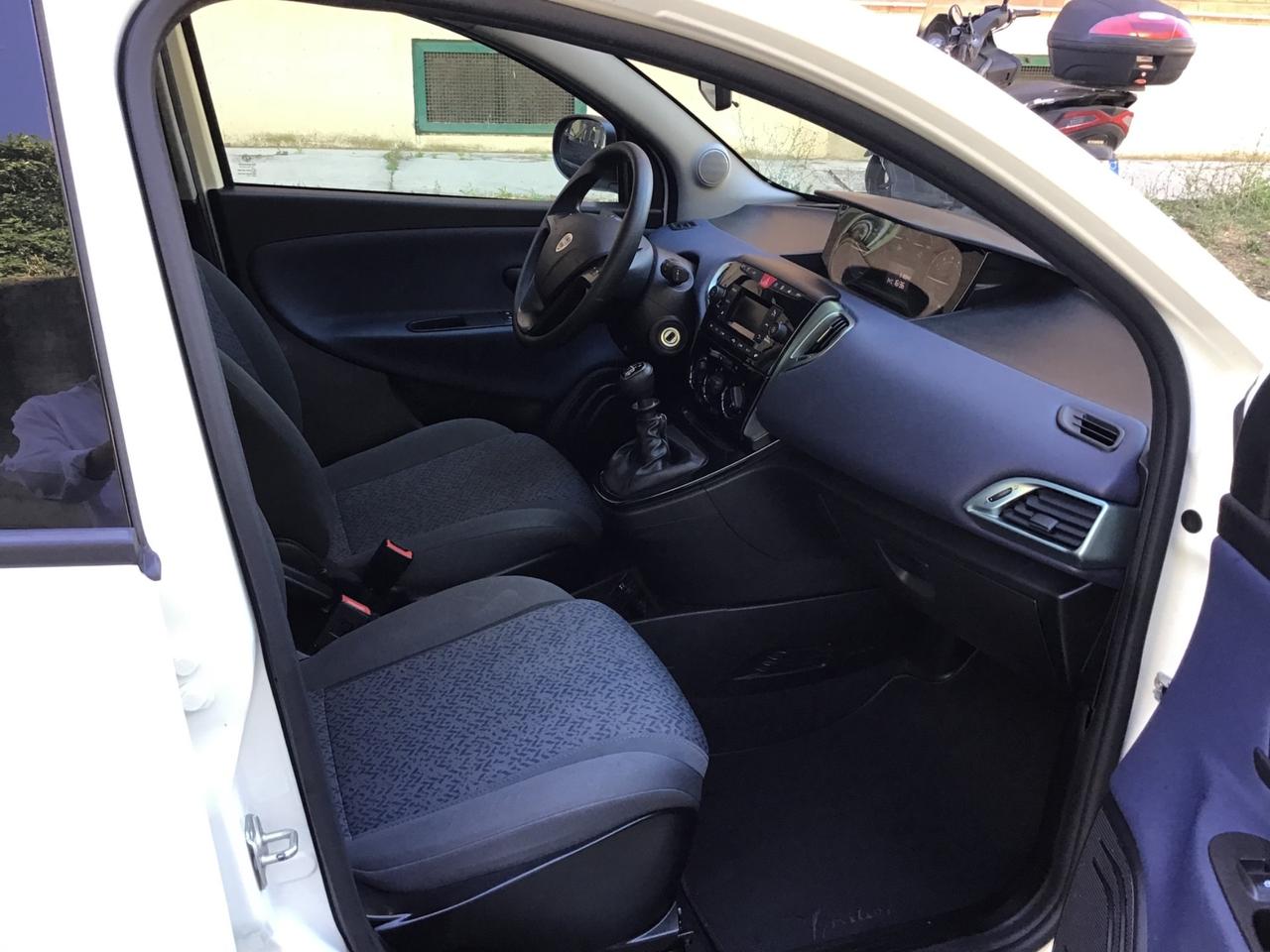 Lancia Ypsilon 1.0 FireFly 5 porte S&S Hybrid Silver