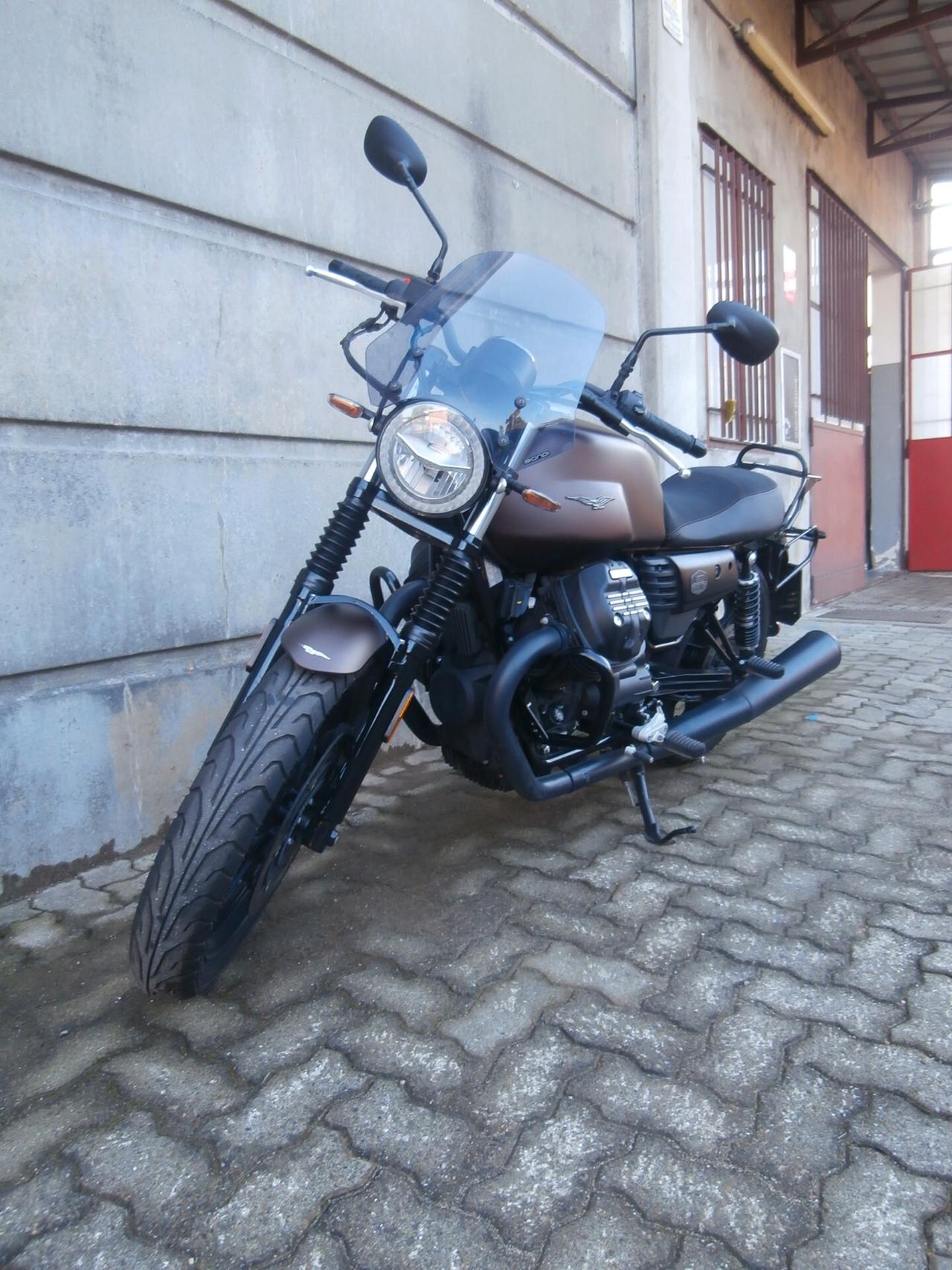 Moto Guzzi V7 III Stone Night Pack (2019 - 20) Passaggio incluso.