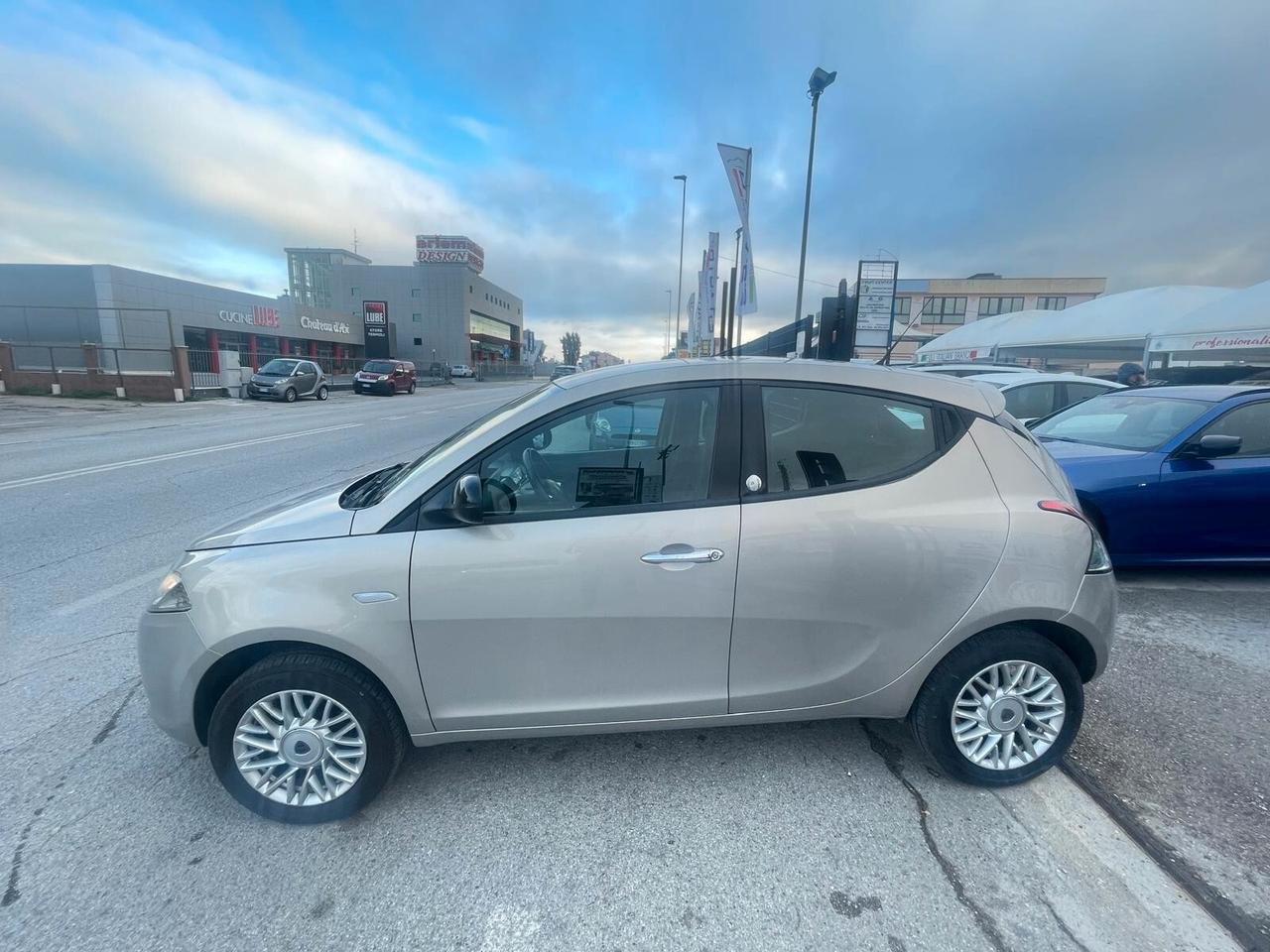 Lancia Ypsilon 0.9 TwinAir 85 CV 5 porte Metano Ecochic Elefantino