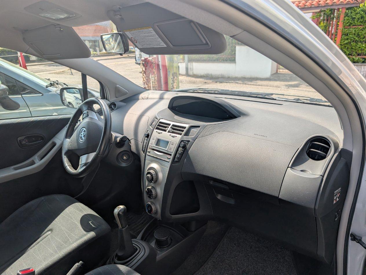 Toyota Yaris 5P 1.0 km 59.999 Neopatent. benzina Sol