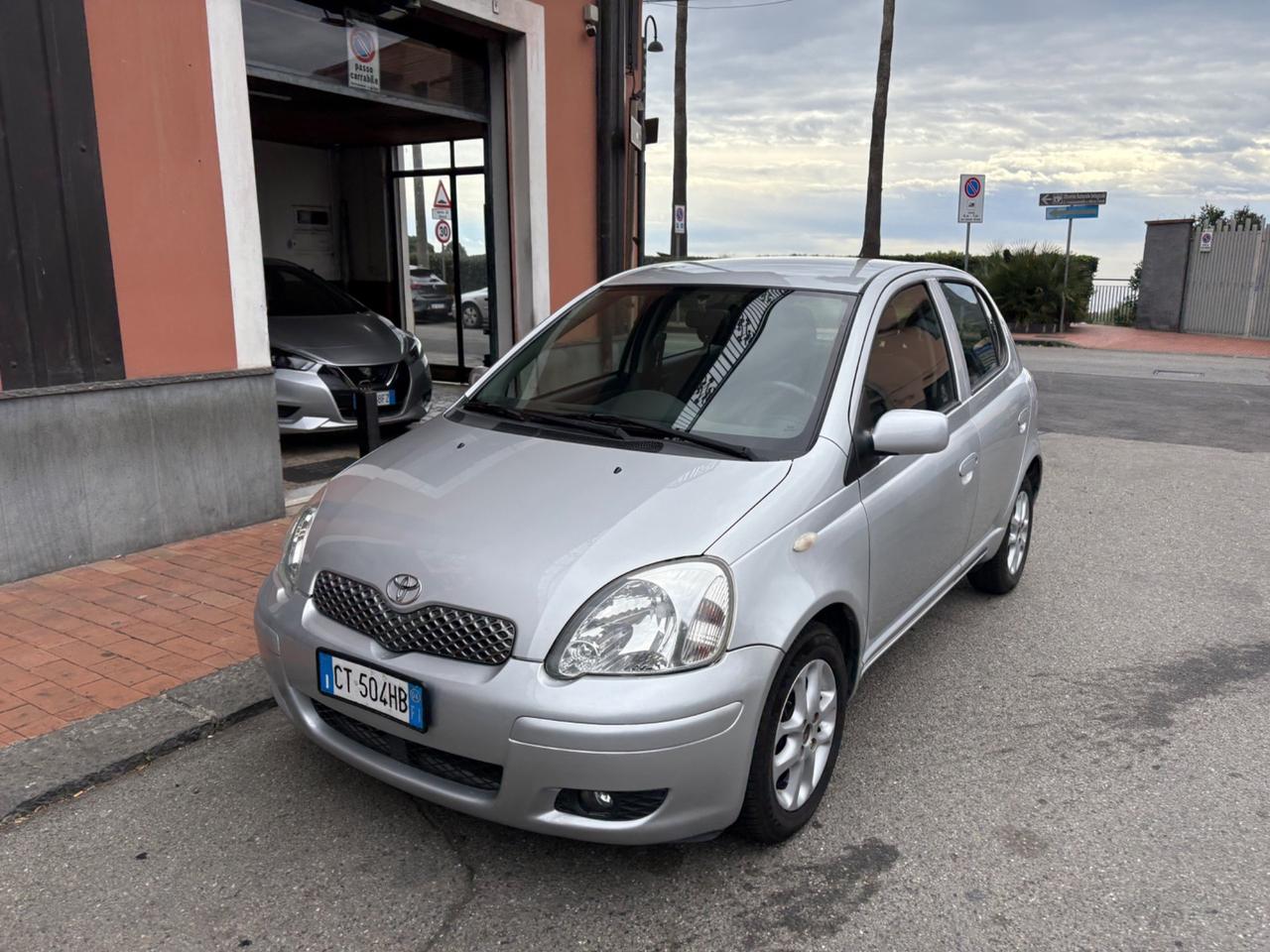 Toyota Yaris 1.3i 16V cat 5 porte Sol