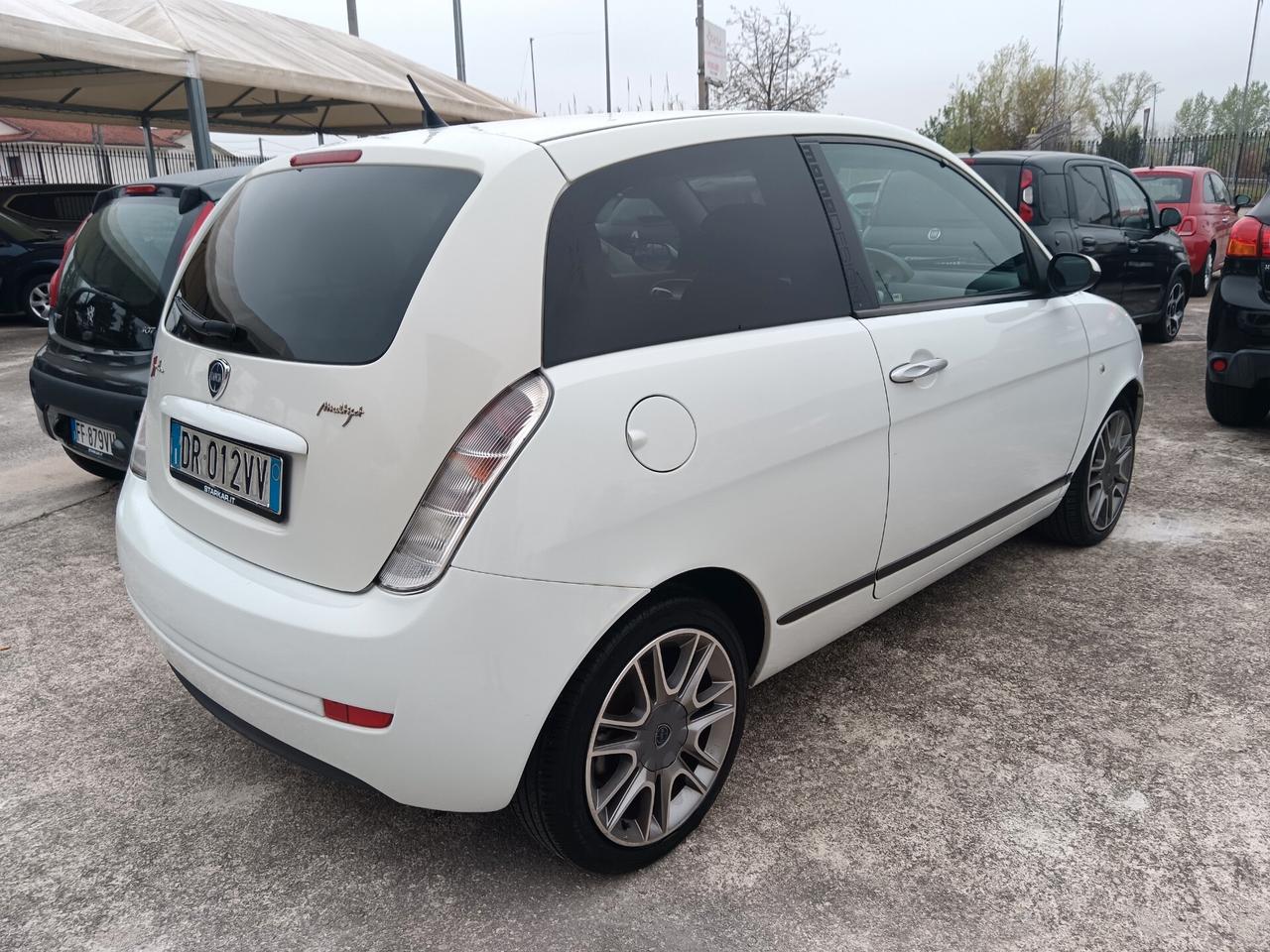 Lancia Ypsilon 1.3 MJT 105 CV Sport MomoDesign