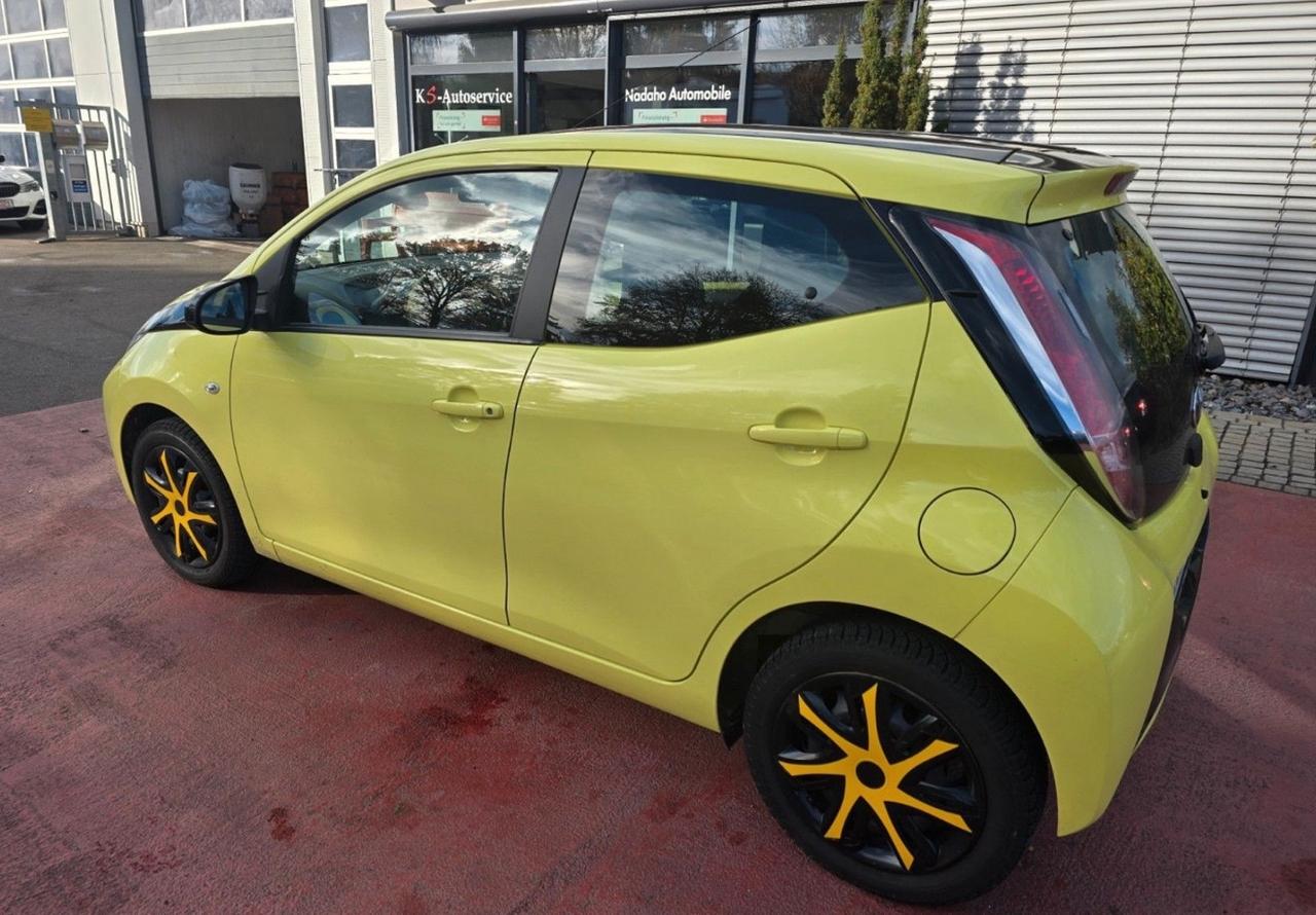 Toyota Aygo 1.0 VVT-i 69 CV 5 porte x-play MMT