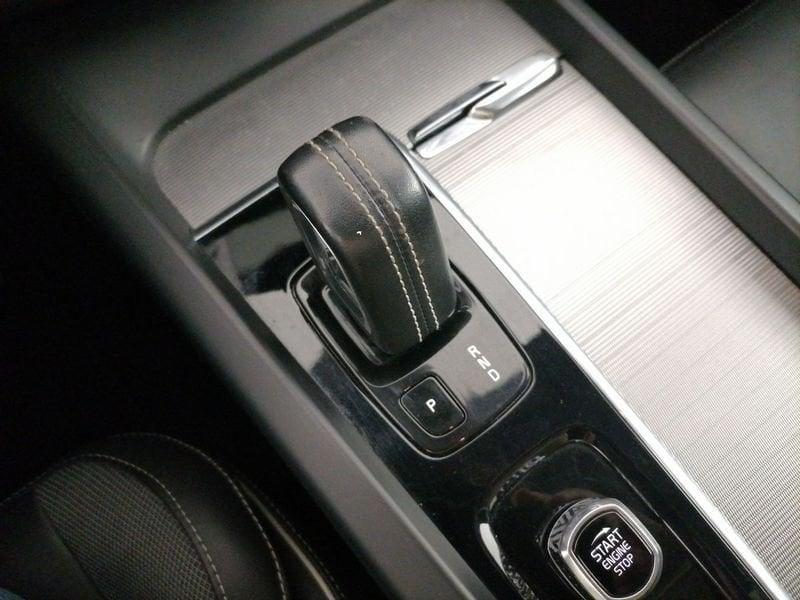 Volvo XC60 2.0 b4 R-design awd auto