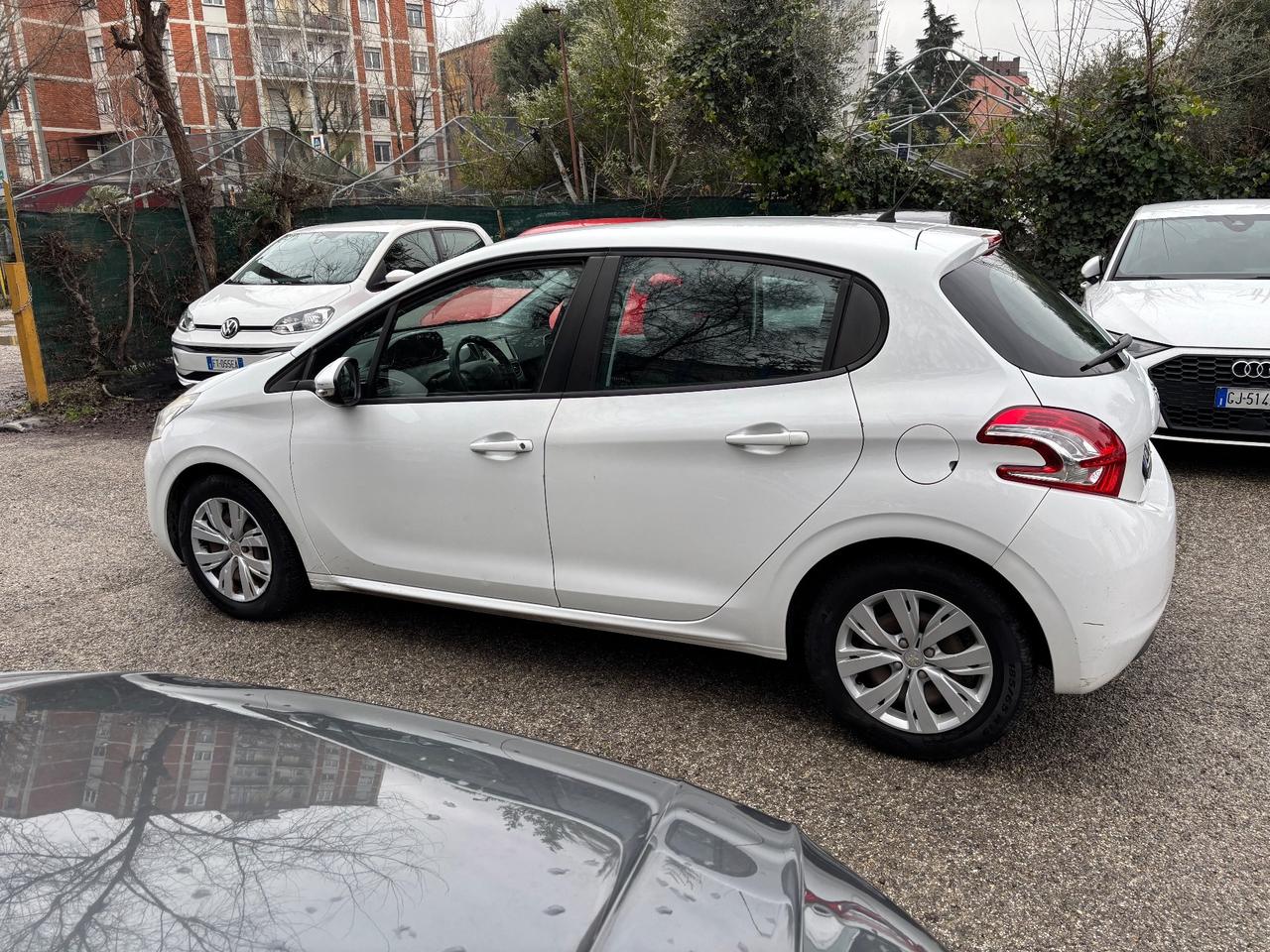 Peugeot 208 1.4 HDi 5 porte OK NEOPATENTATI