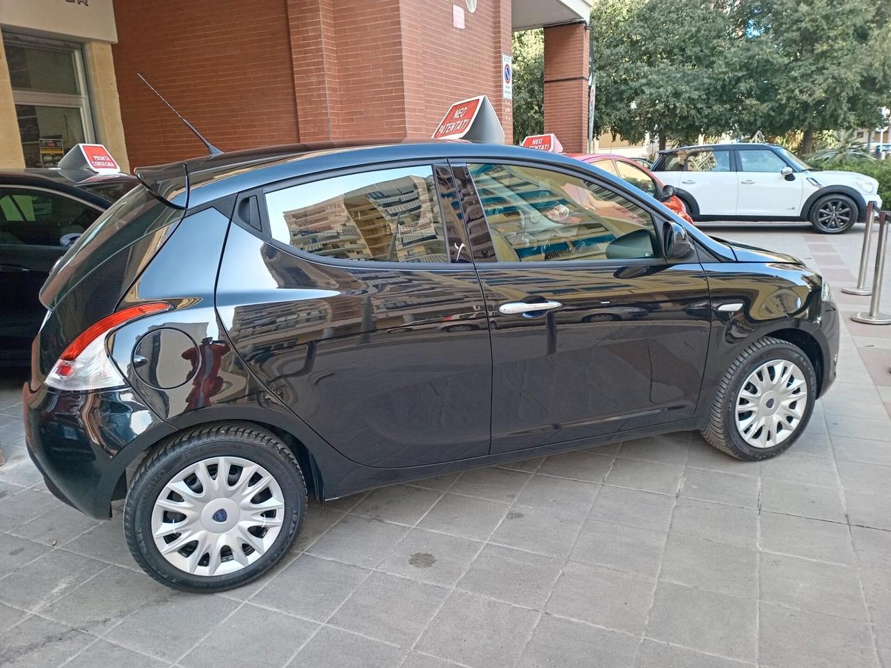 Lancia Ypsilon 1.2 69 CV Unyca