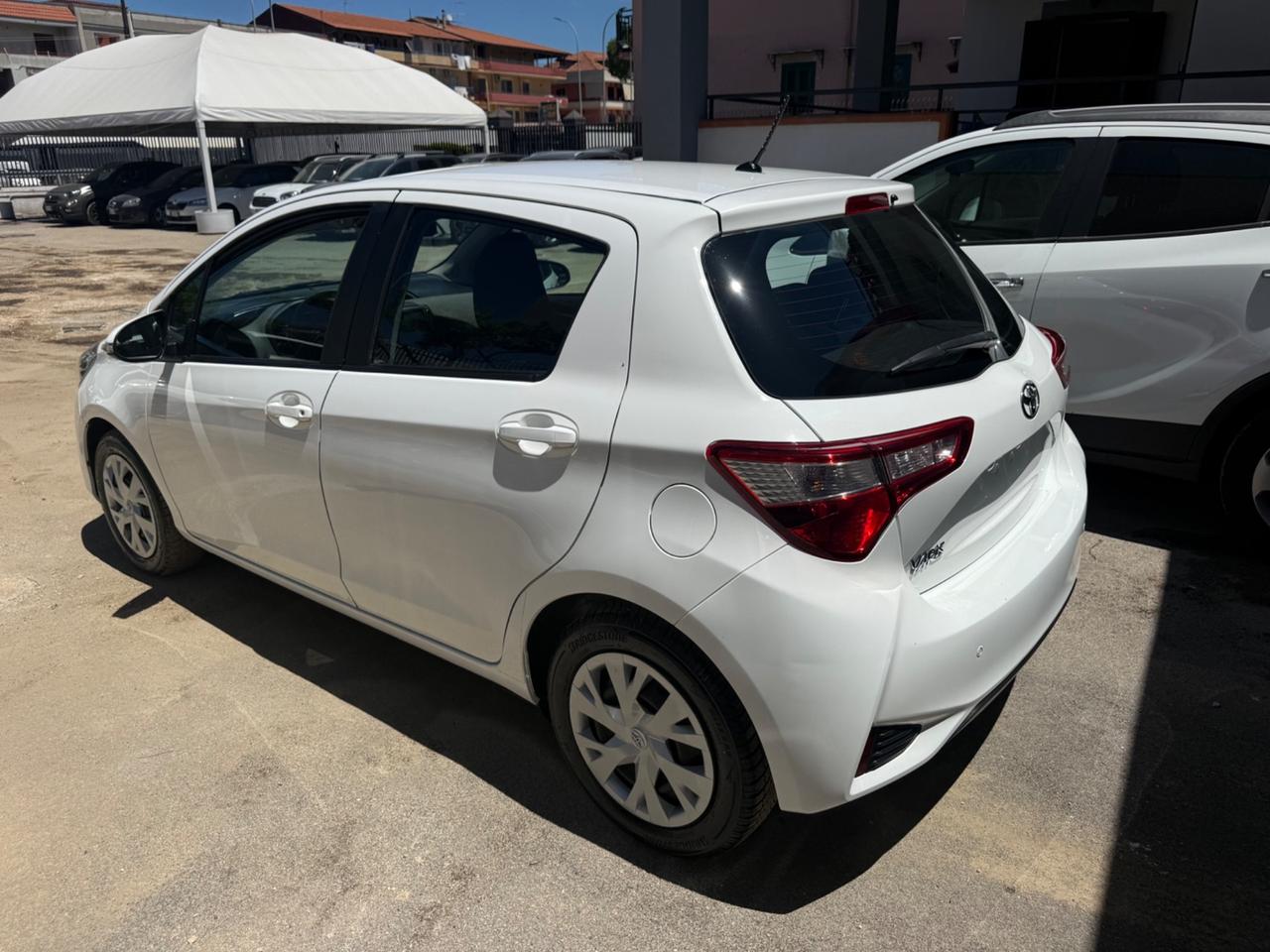 Toyota Yaris 1.5 5 porte Lounge NUOVA