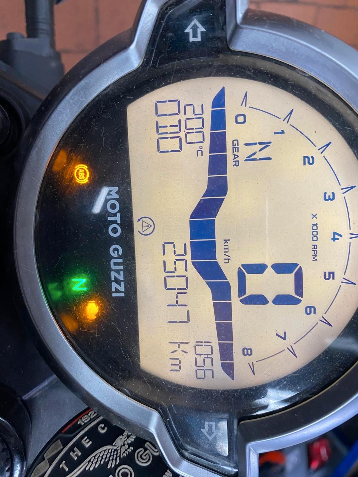 Moto Guzzi V7 IV 850 STONE TEN