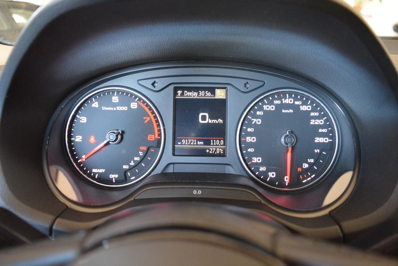 Audi Q2 30 TFSI Business telecamera