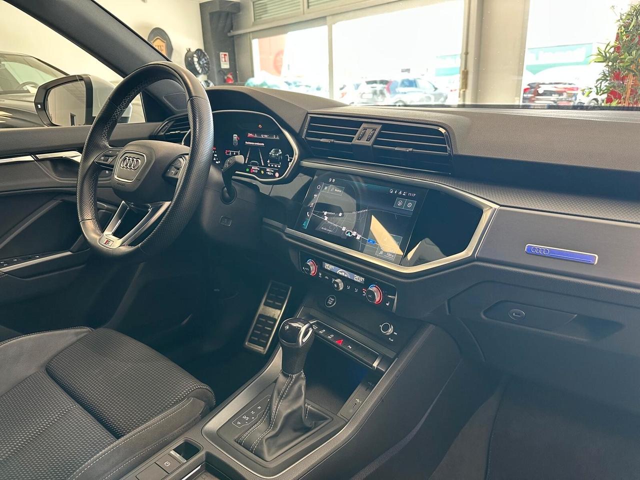 Audi Q3 SPB 35 TDI S tronic line edition Interno ed Esterno Luci Ambiente