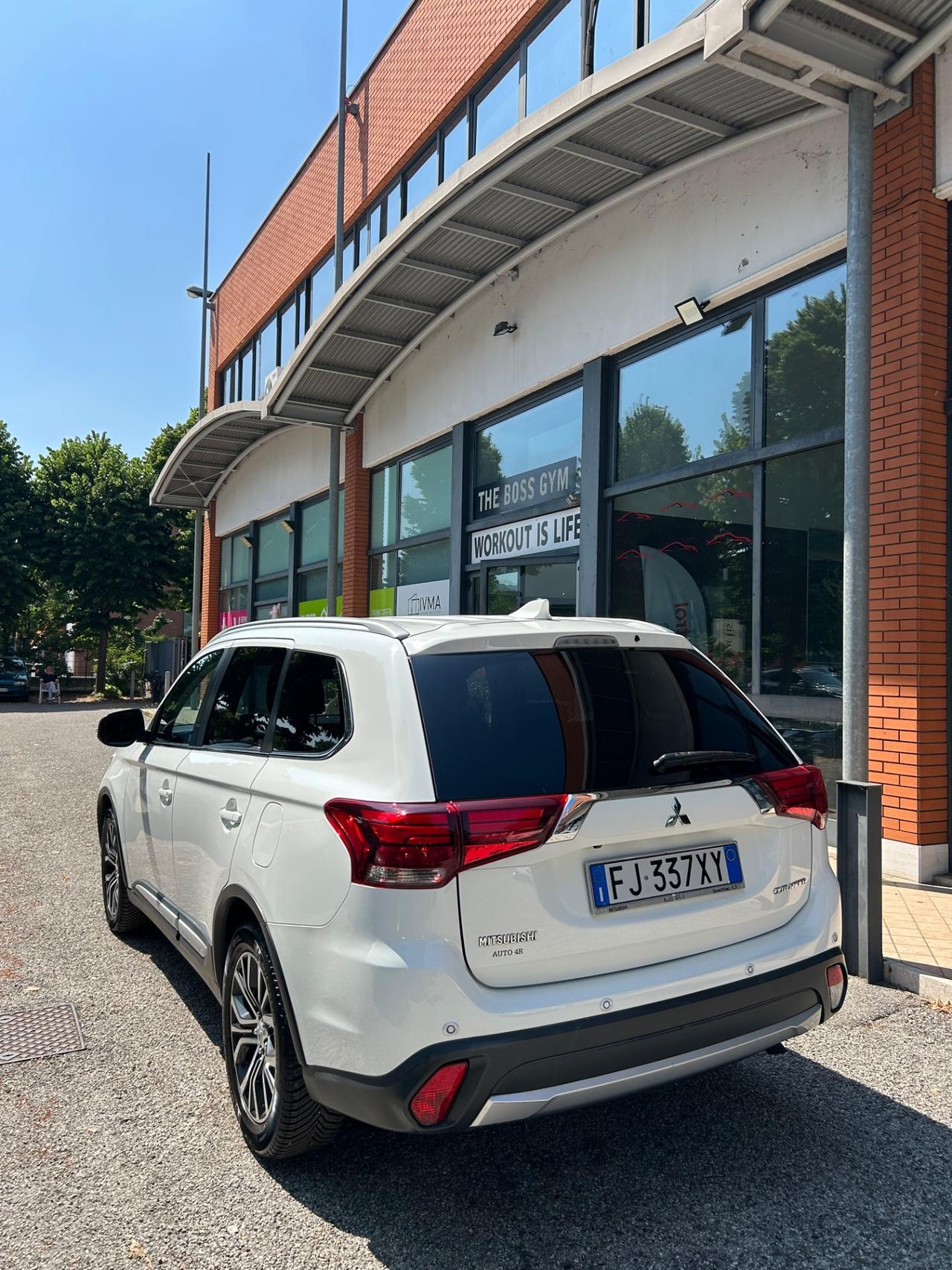 Mitsubishi Outlander 2.2 DI-D 4WD Instyle Plus SDA 7 posti