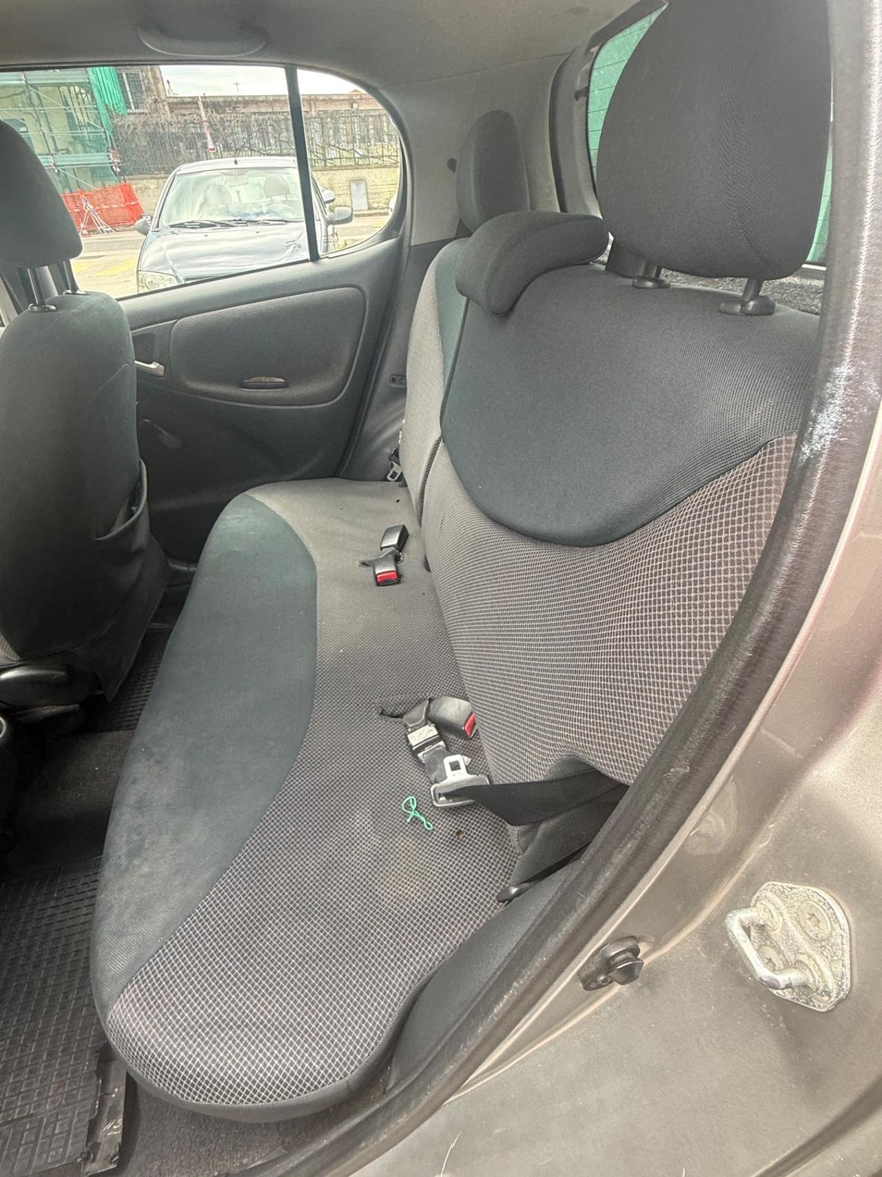 Toyota Yaris 1.0i 16V cat 5 porte Sol