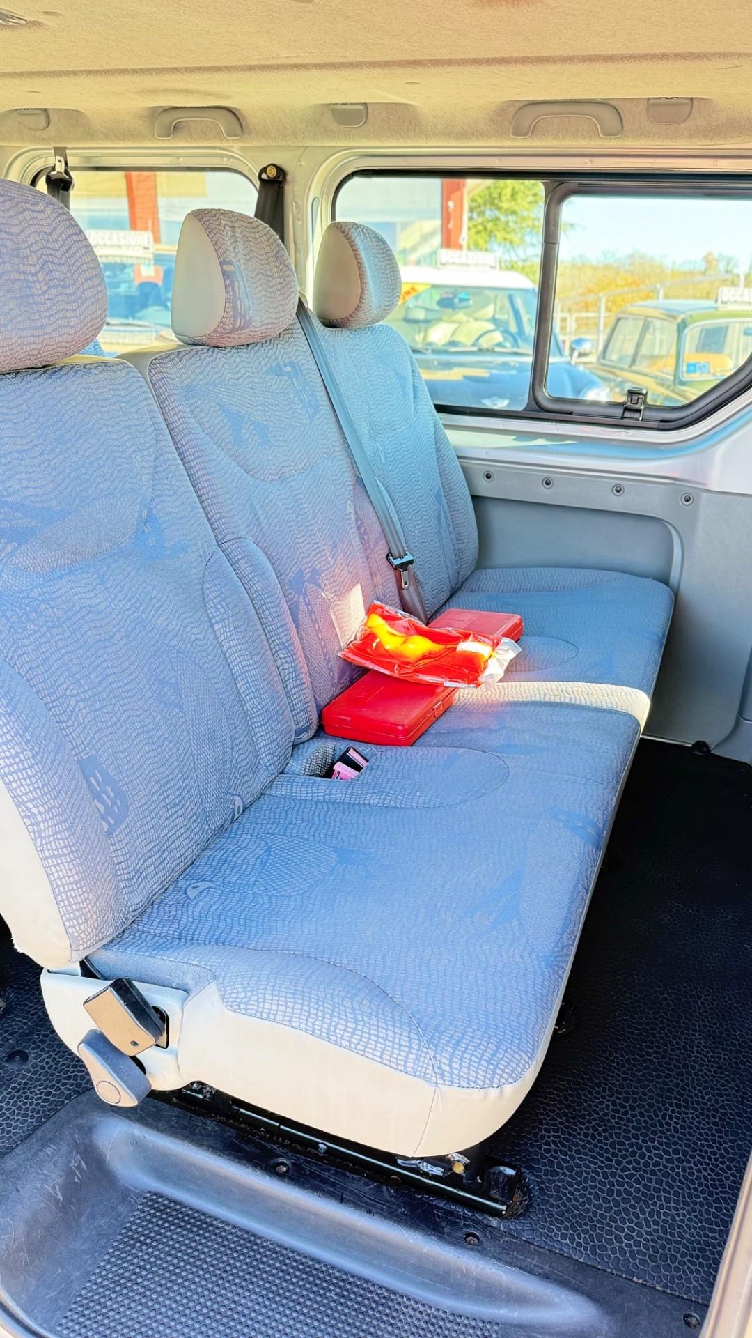 RENAULT TRAFIC 9 POSTI