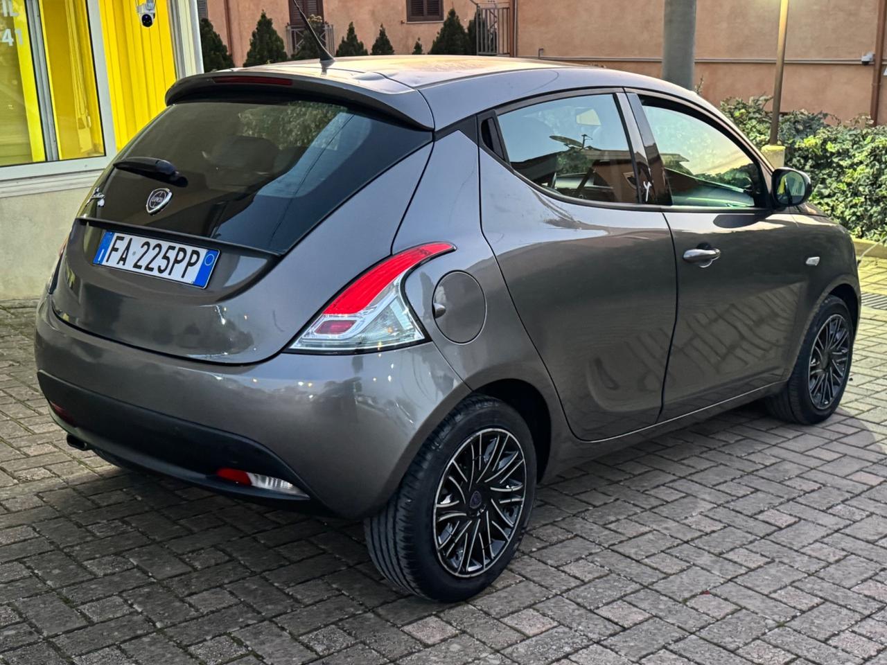 Lancia Ypsilon 1.2 69 CV 5 porte Silver
