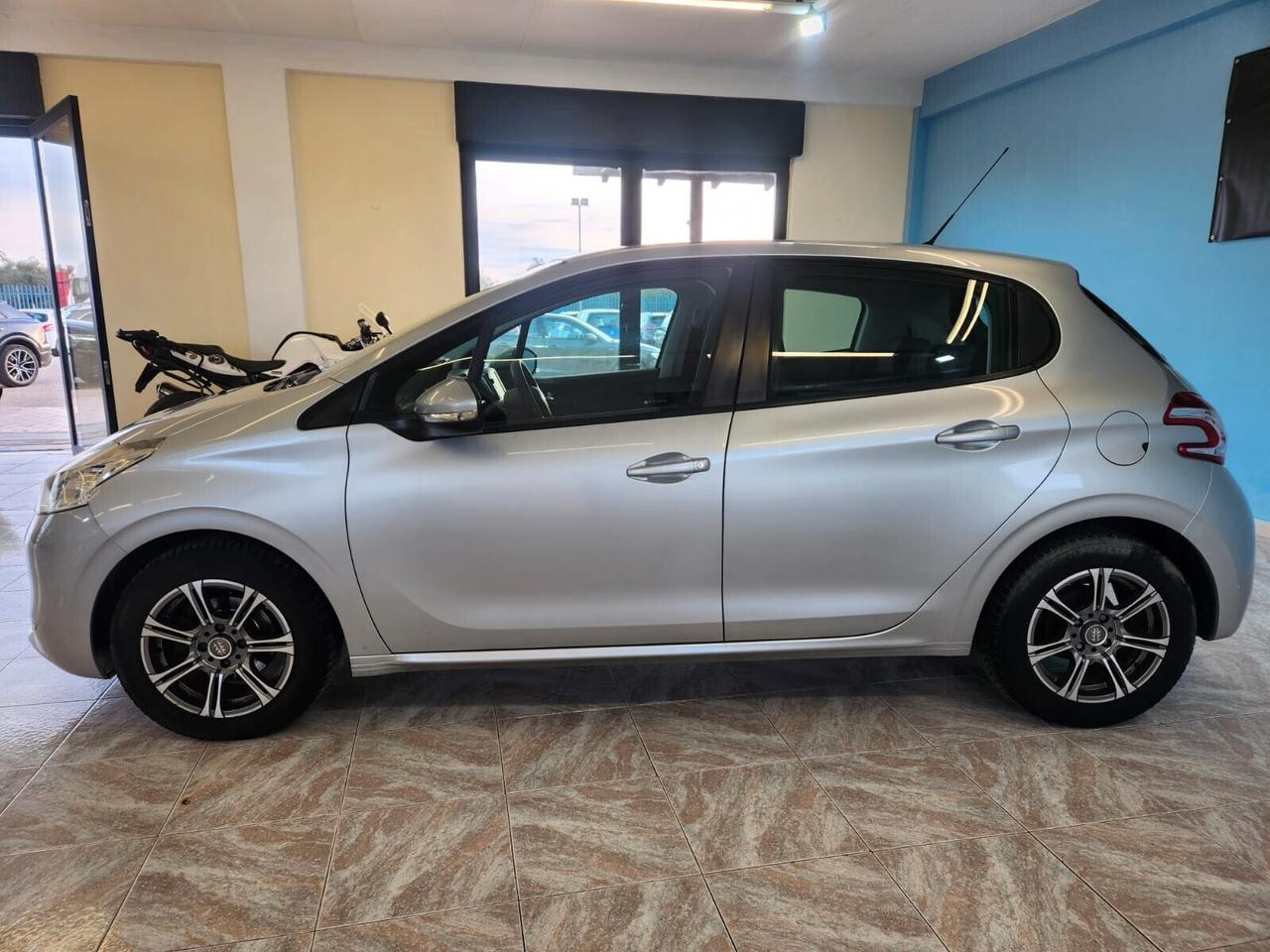 Peugeot 208 1.4 HDi 68 CV 5 porte NAVI
