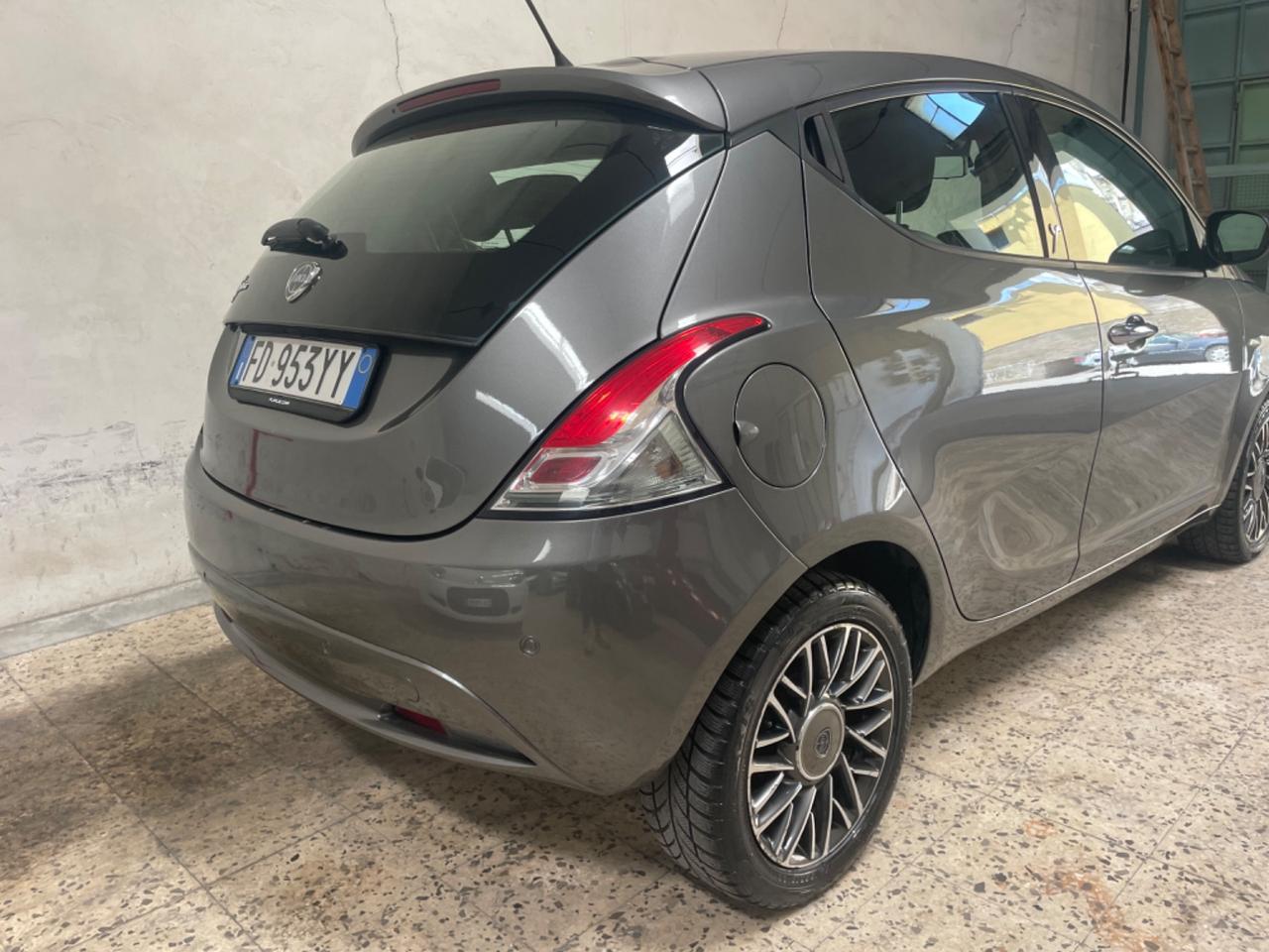 Lancia Ypsilon 1.2 69 CV 5 porte Silver