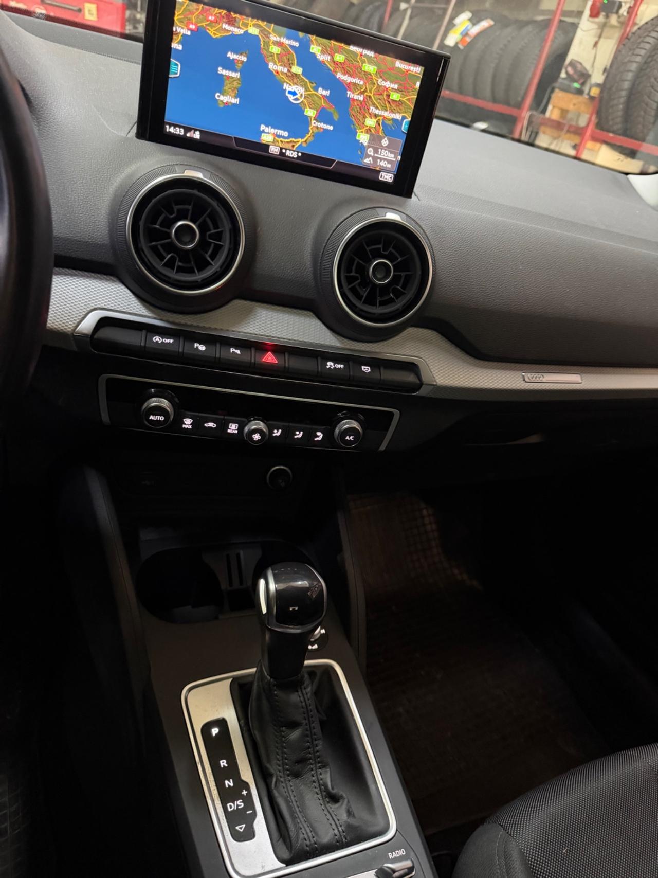 Audi Q2 35 TDI S tronic Identity Black