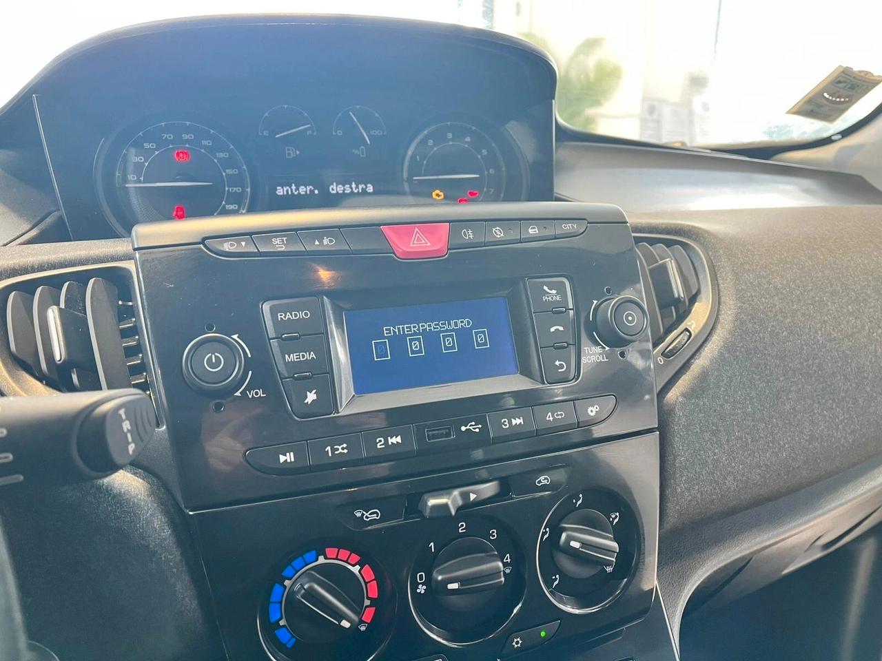 Lancia Ypsilon 1.0 FireFly 5 porte S&S Hybrid Silver