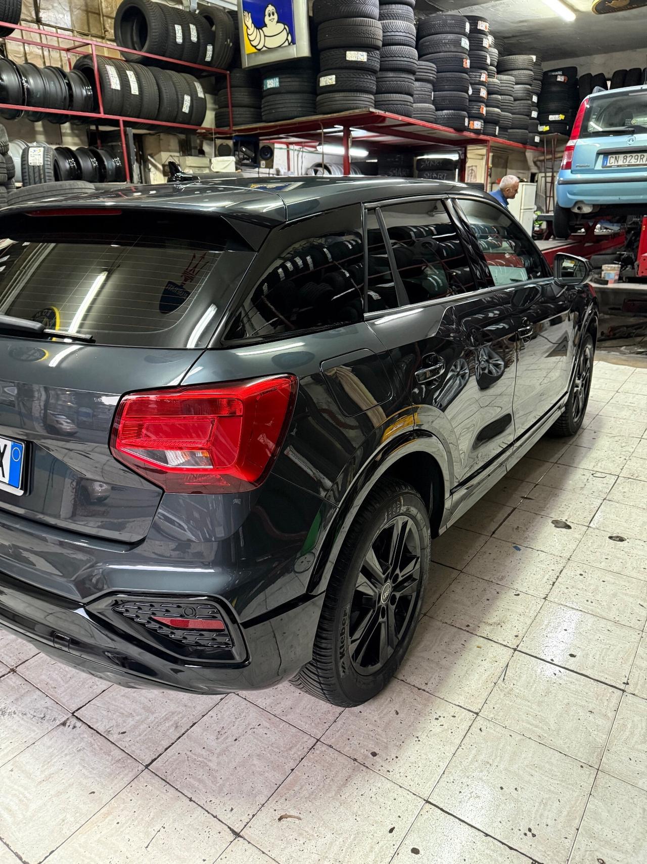 Audi Q2 30 TDI S tronic Identity Black