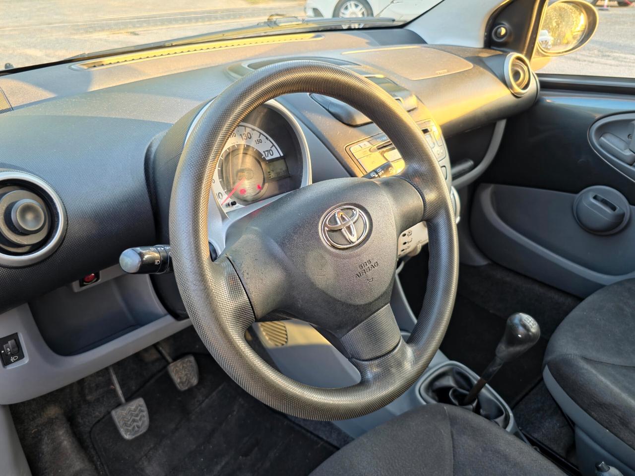 Toyota Aygo 1.0 12V VVT-i 5 porte Deep Ocean Connect E5 Manuale NEO 2012