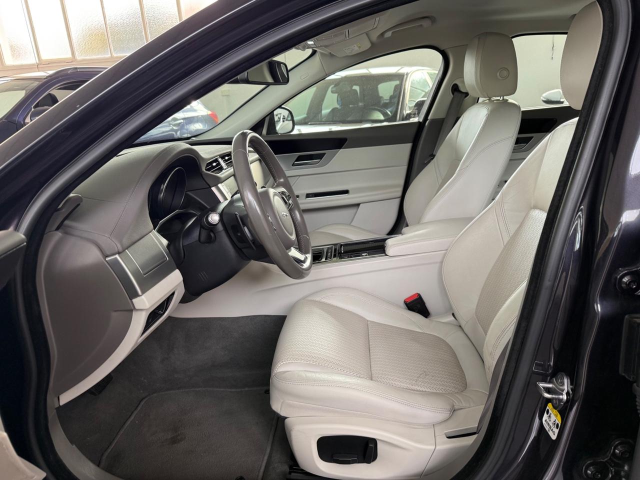 Jaguar XF 2.0 D 180 CV aut. Portfolio