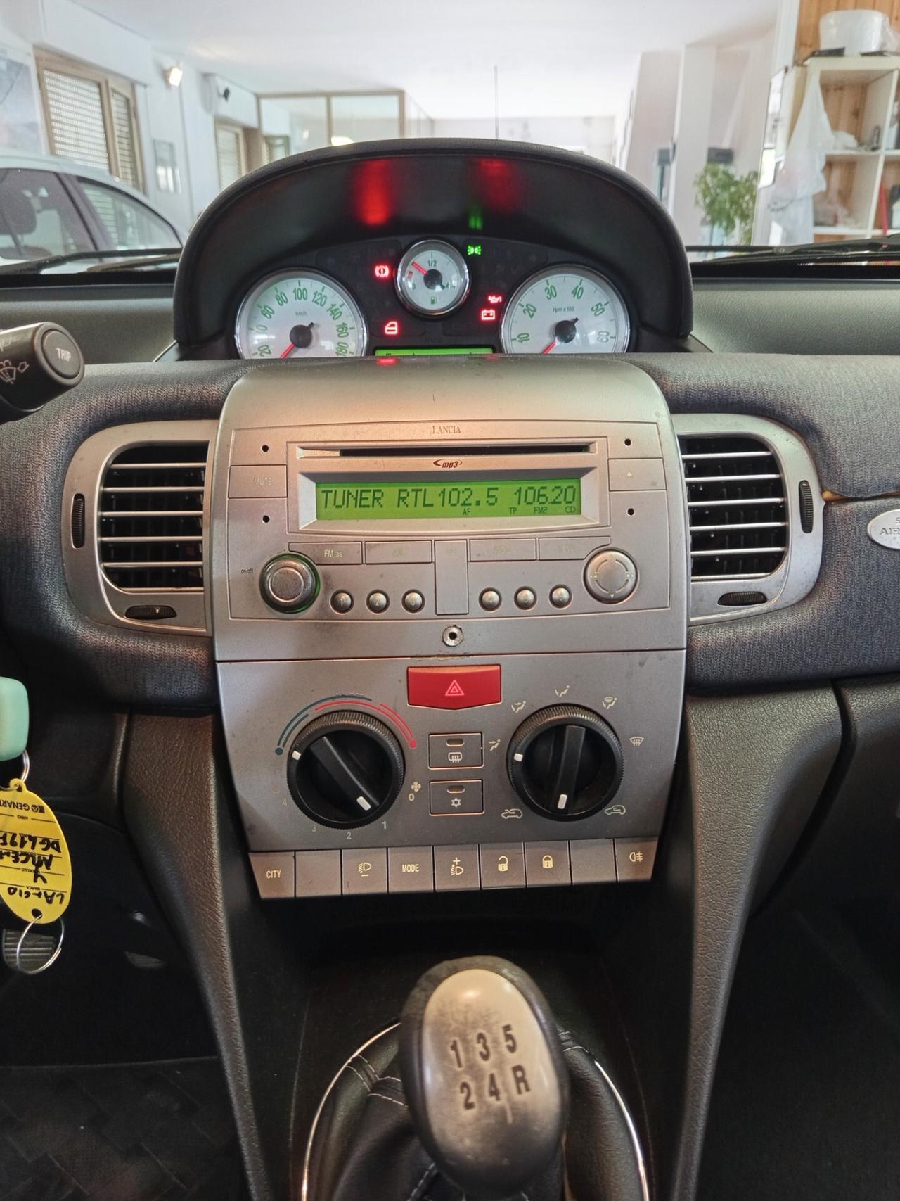 Lancia Ypsilon 1.2 Argento 121 Mila chilometri ok neopatentati