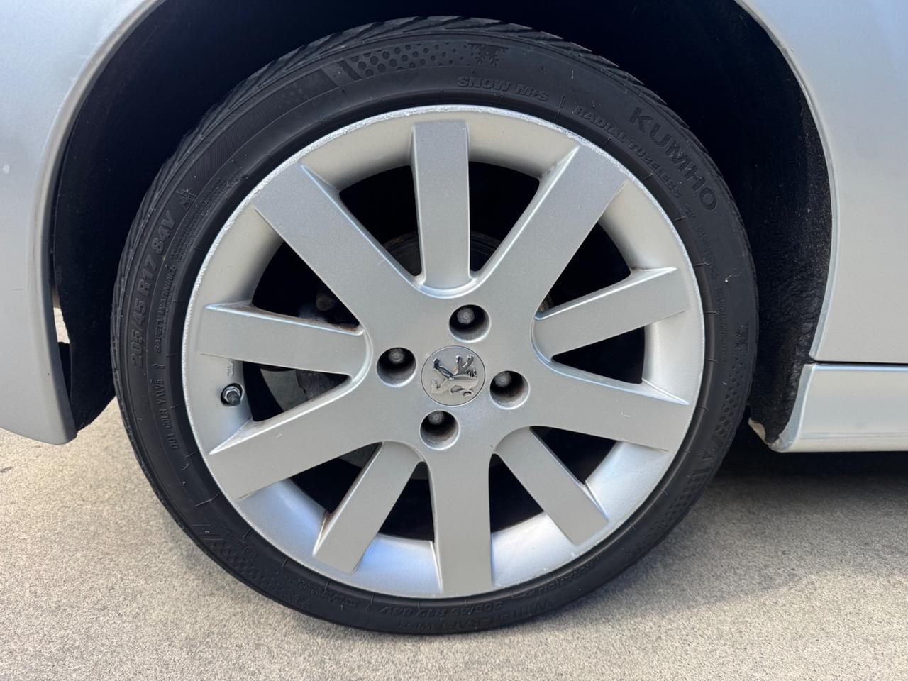 Peugeot 207 1.6 HDi 110CV CC Féline