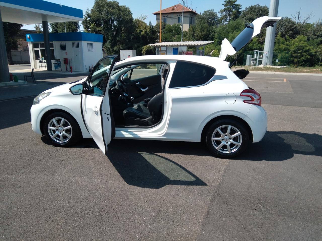 Peugeot 208 1.6 e-HDi 115 CV Stop&Start 3 porte Allure 6marce