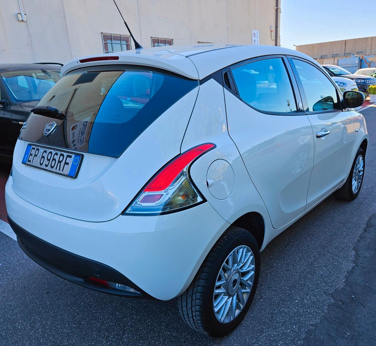 Lancia Ypsilon 0.9 TwinAir 85 CV 5 porte Ecochic Silver PARI AL NUOVO