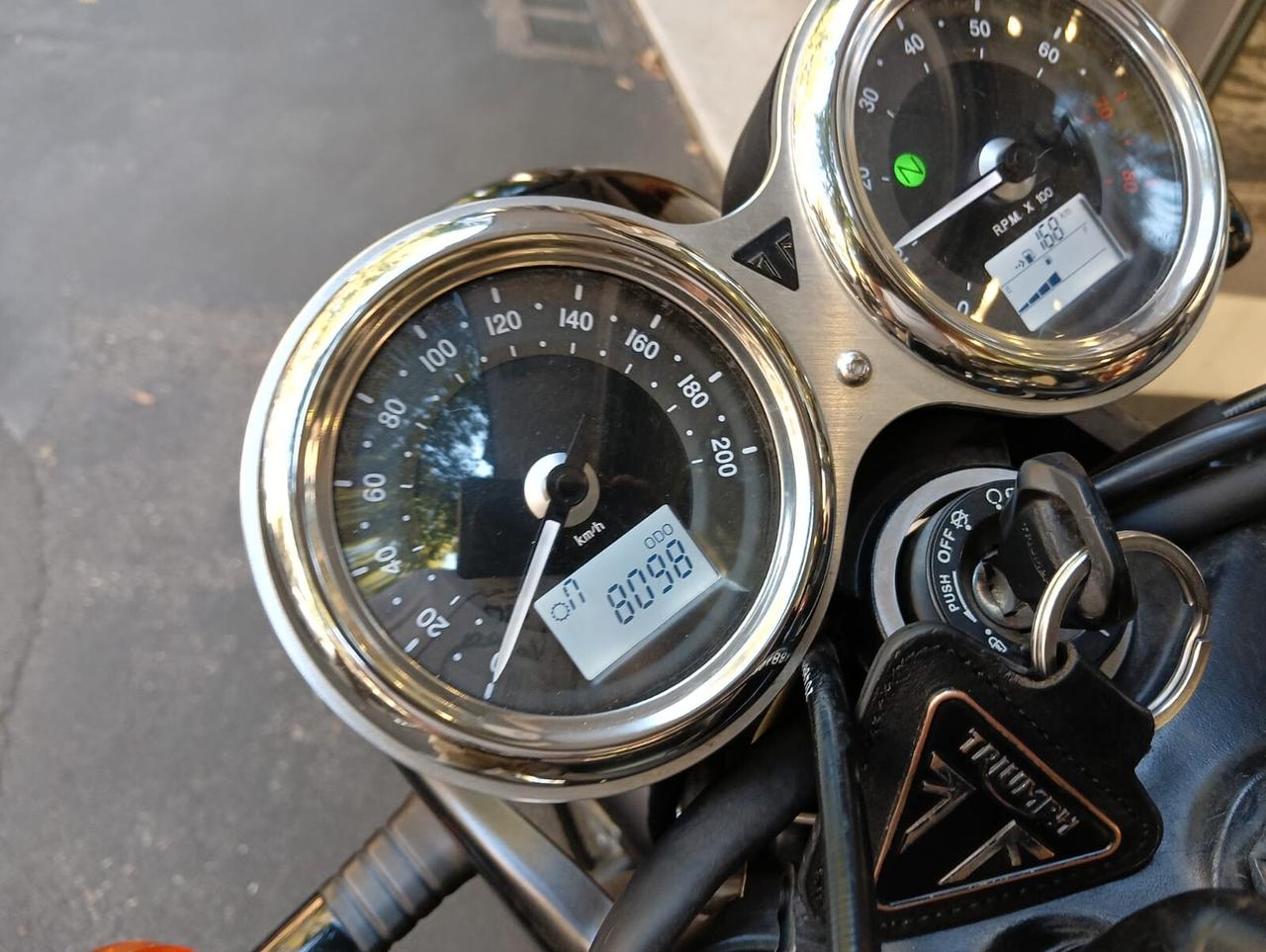 Triumph T 100 BLACK