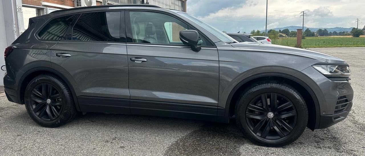 Volkswagen Touareg 3.0 V6 TDI SCR Black Style Tetto Panoramico Pelle Totate Sospensioni Regolabili