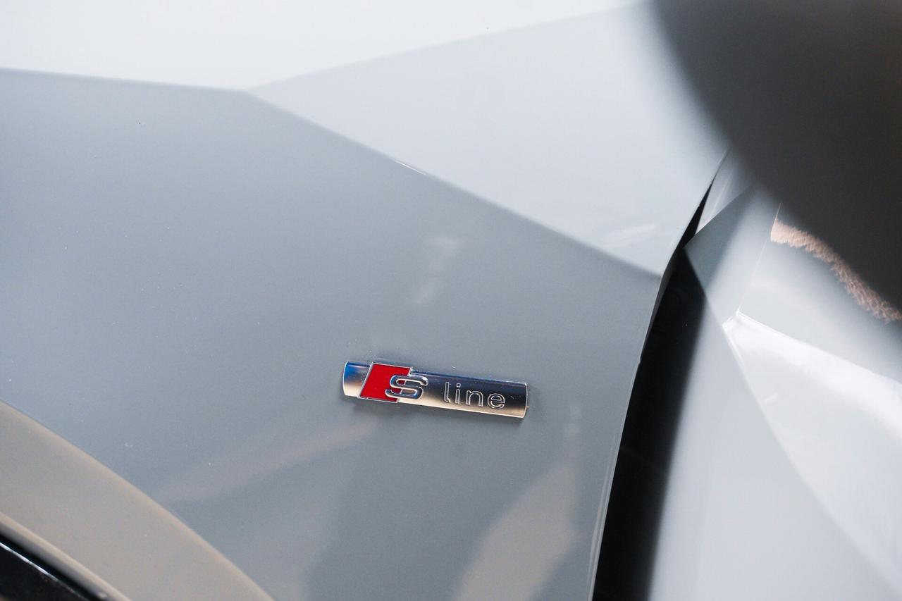 Audi Q2 35 TDI S tronic Identity Black