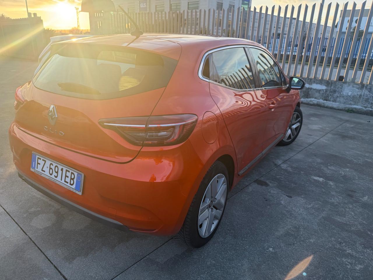 Renault Clio dCi 8V 90 CV EDC 5 porte Moschino Intens