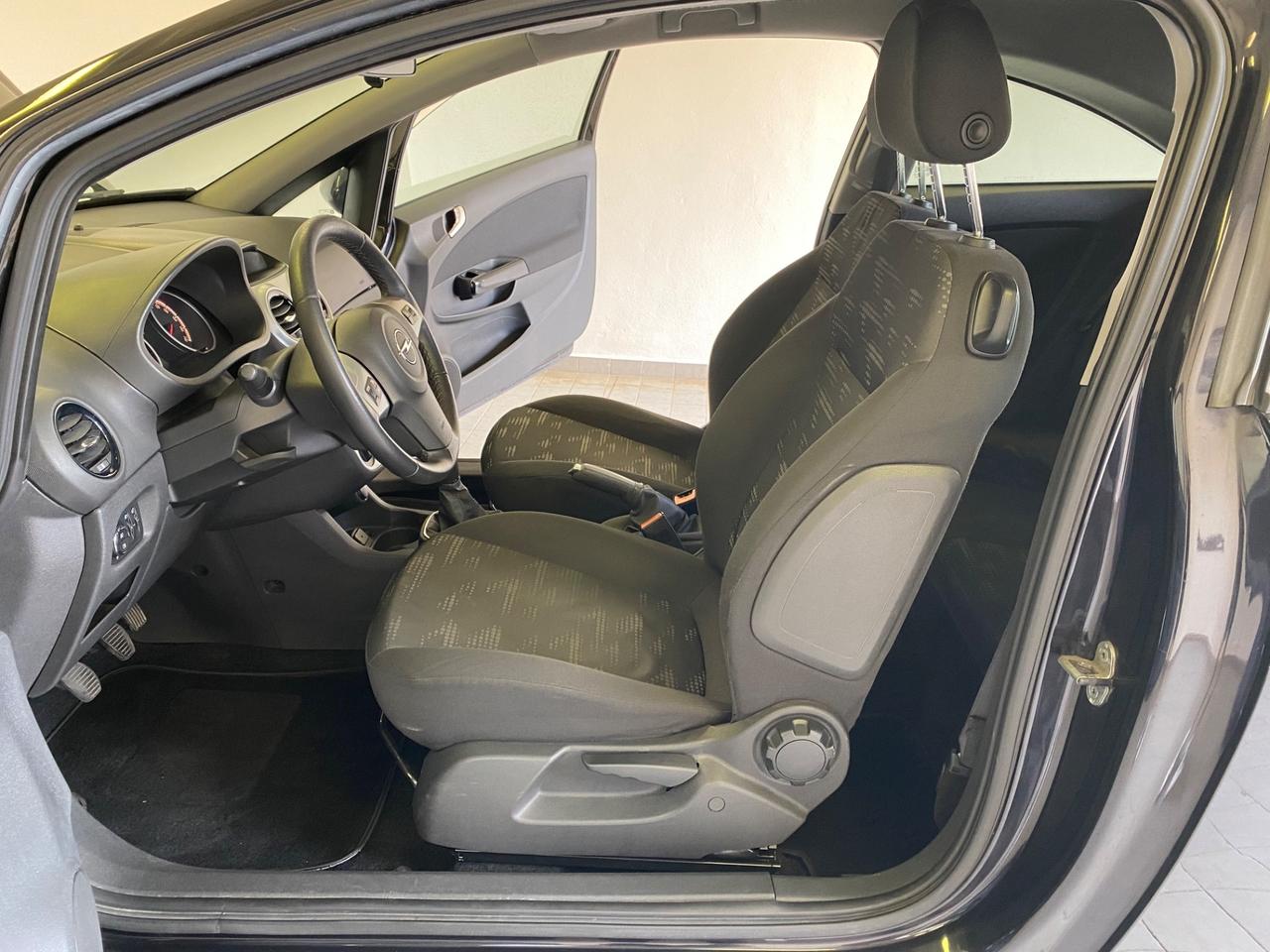 Opel Corsa 1.2 3 porte b-color