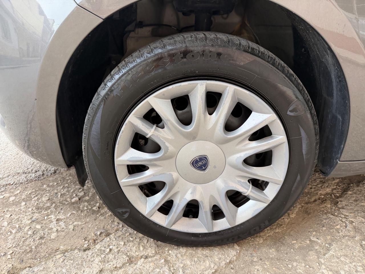 Lancia Ypsilon 1.0 FireFly 5 porte S&S Hybrid Silver