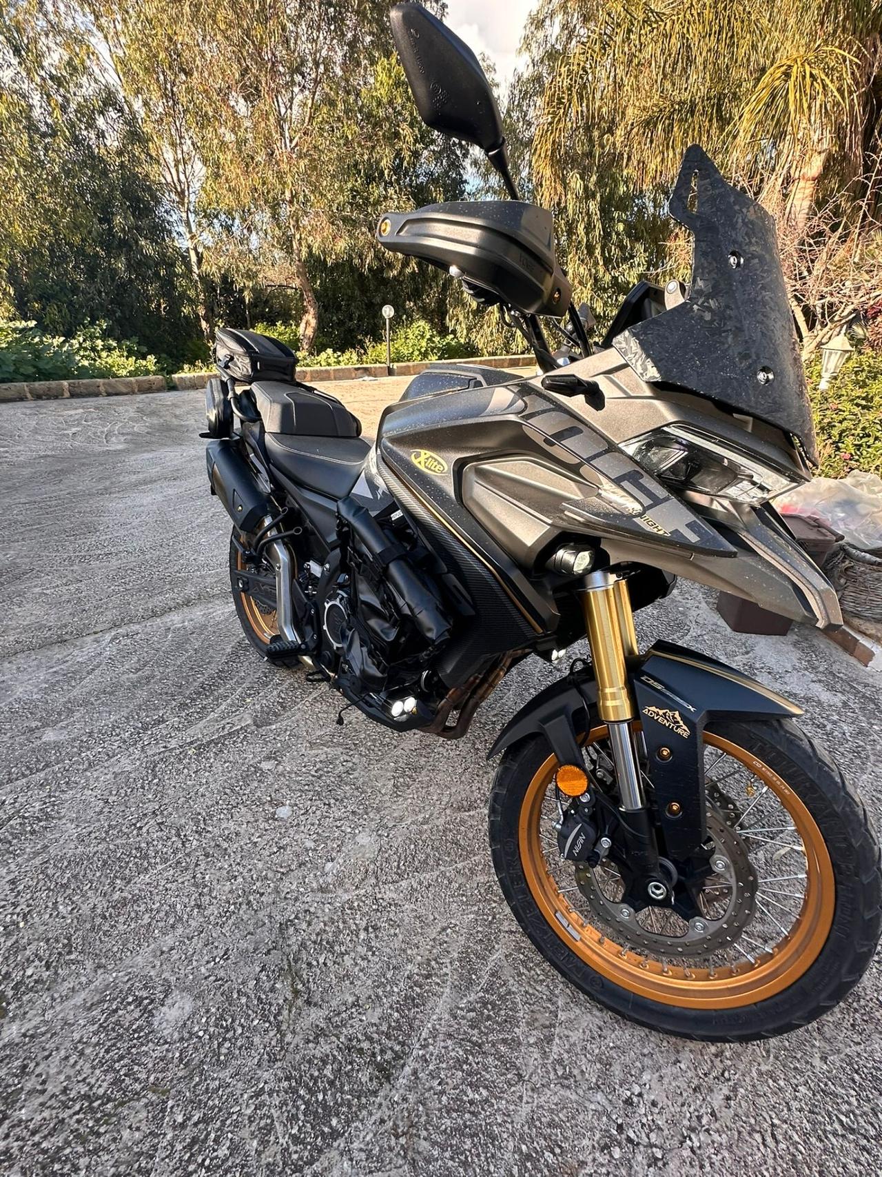 Voge Valico 525 DSX, è una moto dual-sport progettata per combinare prestazioni affidabili su strada con un motore potente e una tecnologia avanzata! Garantisce comfort e un ottimo controllo su superfici lisce e accidentate. Una scelta eccellente per i