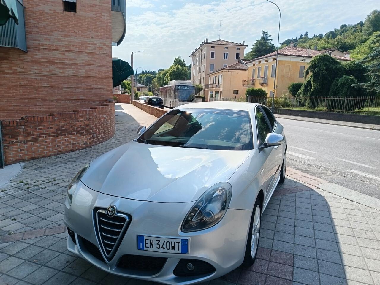Alfa Romeo Giulietta 2.0 JTDm-2 140 CV Distinctive ok neo patente