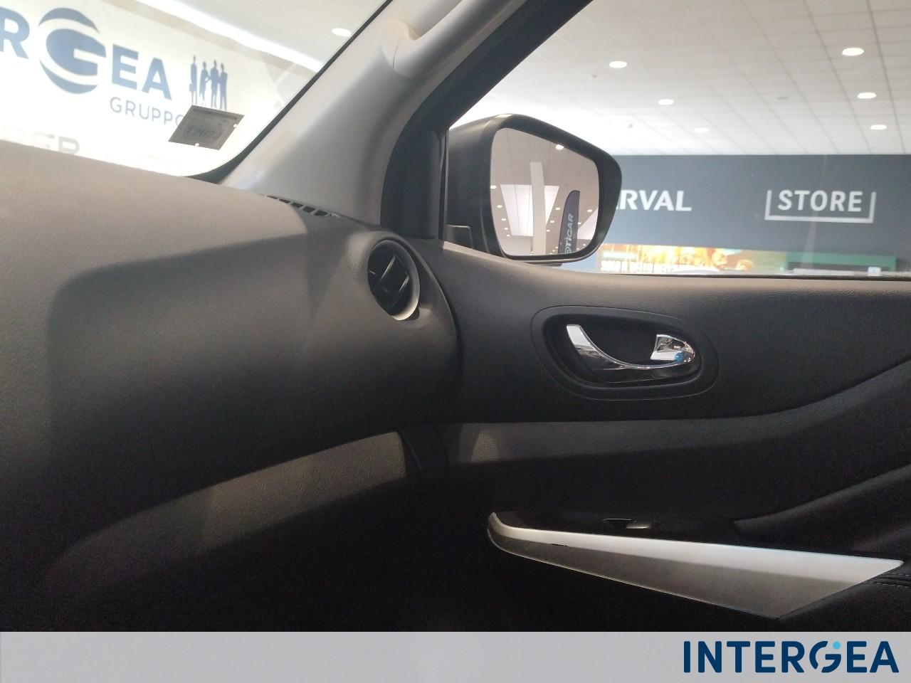 NISSAN Navara 2.3 dci d.cab Tekna 4wd 190cv auto E6