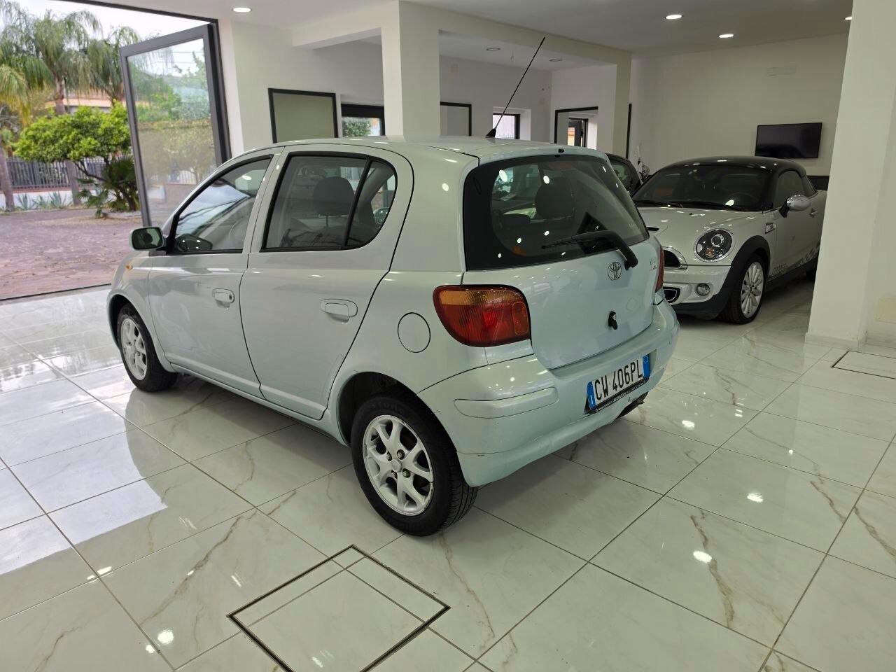 Toyota Yaris 1.0i 16V cat 5 porte Sol