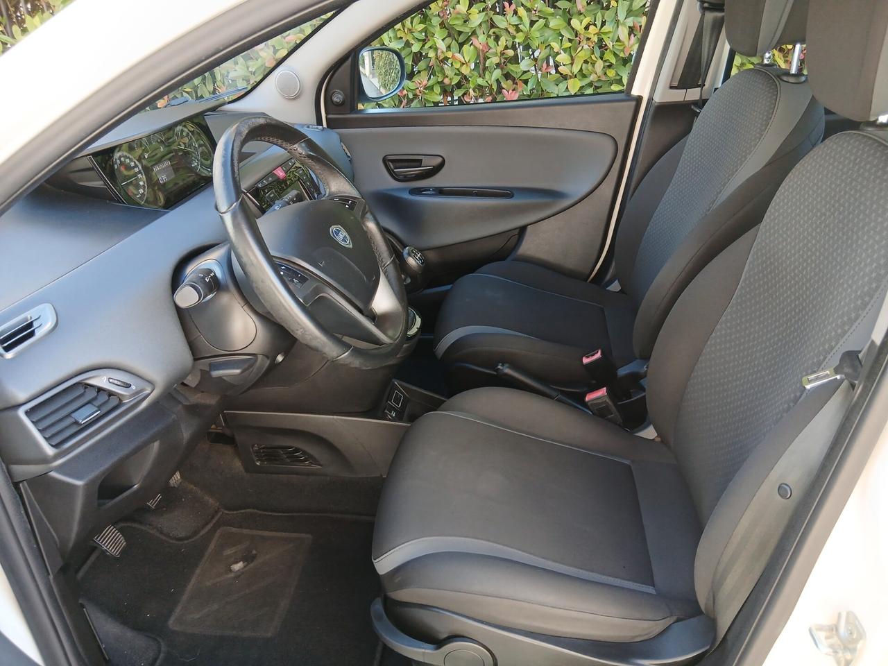 Lancia Ypsilon 1.2 69 CV 5 porte Silver tua a € 185 mese