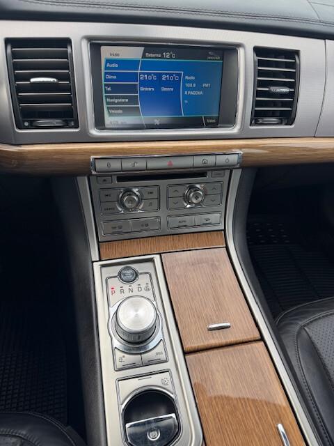 Jaguar XF 2.7D V6 Premium Luxury