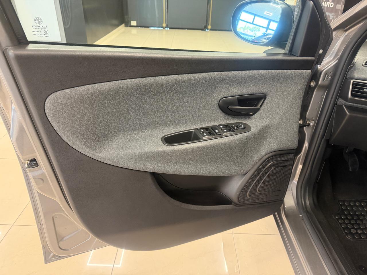 Lancia Ypsilon 1.0 firefly hybrid Silver Plus s&s 70cv