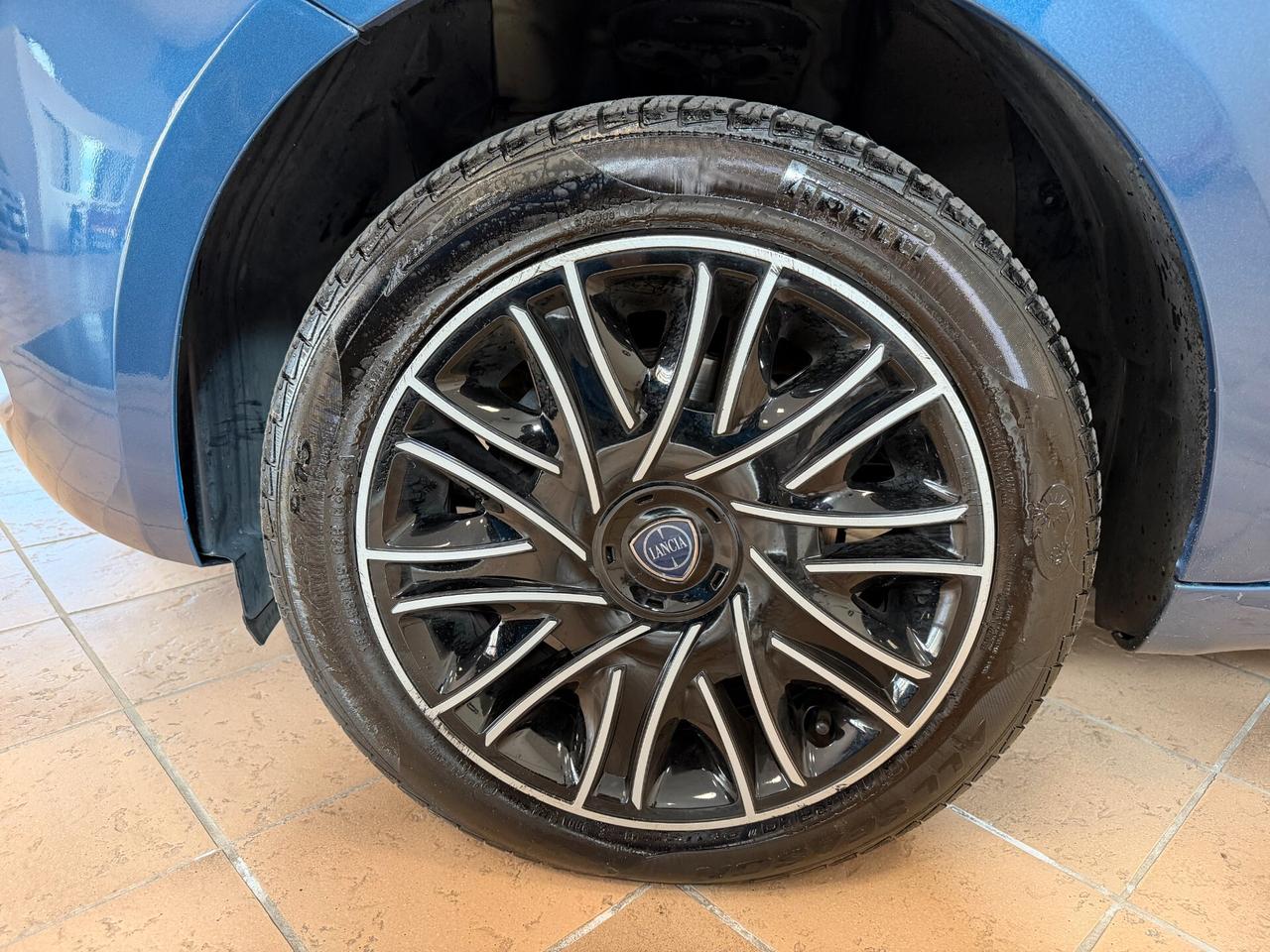 Lancia Ypsilon 1.0 FireFly S&S Hybrid Alberta Ferretti