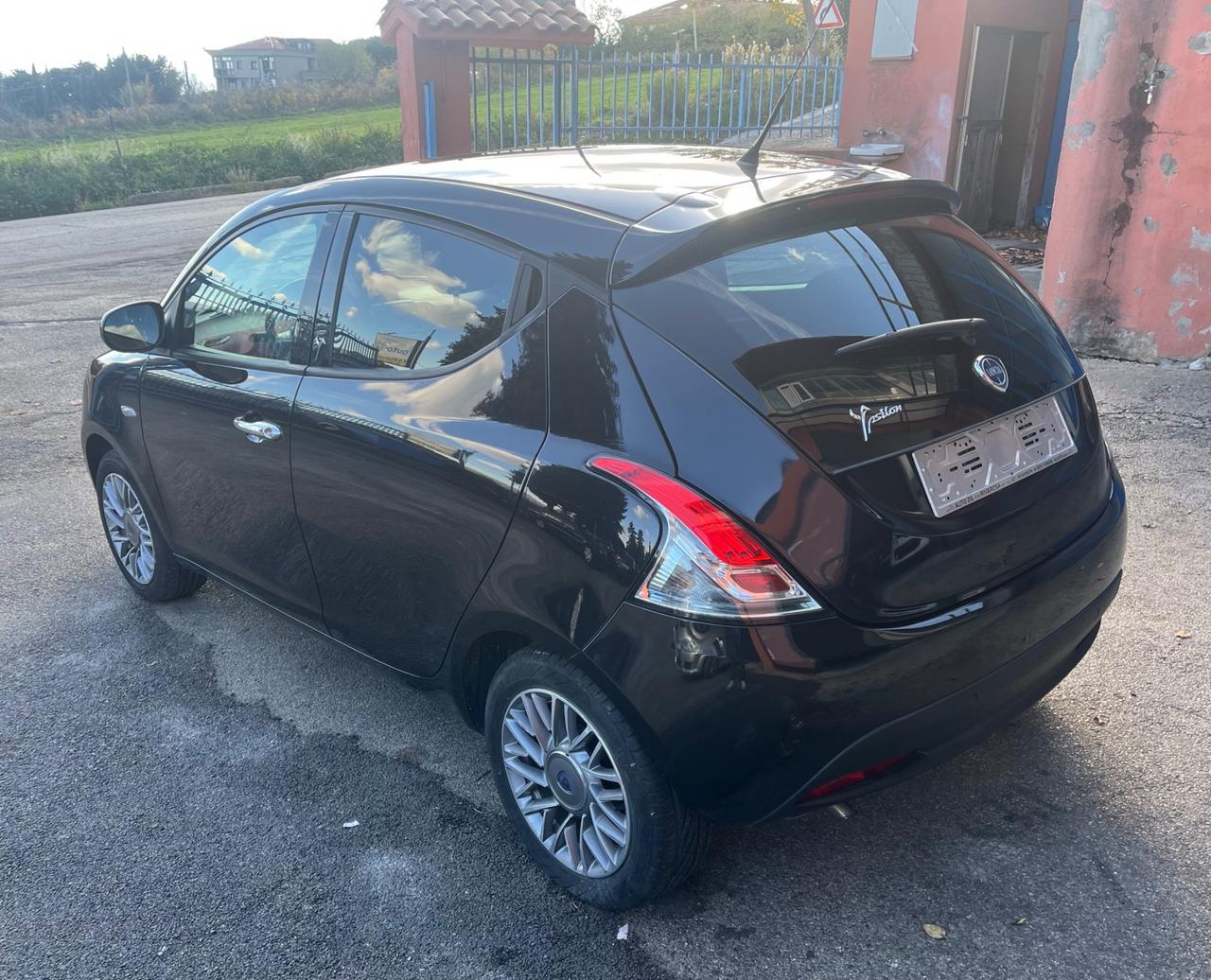 Lancia Ypsilon 1.2 69 CV 5 porte Black/Red