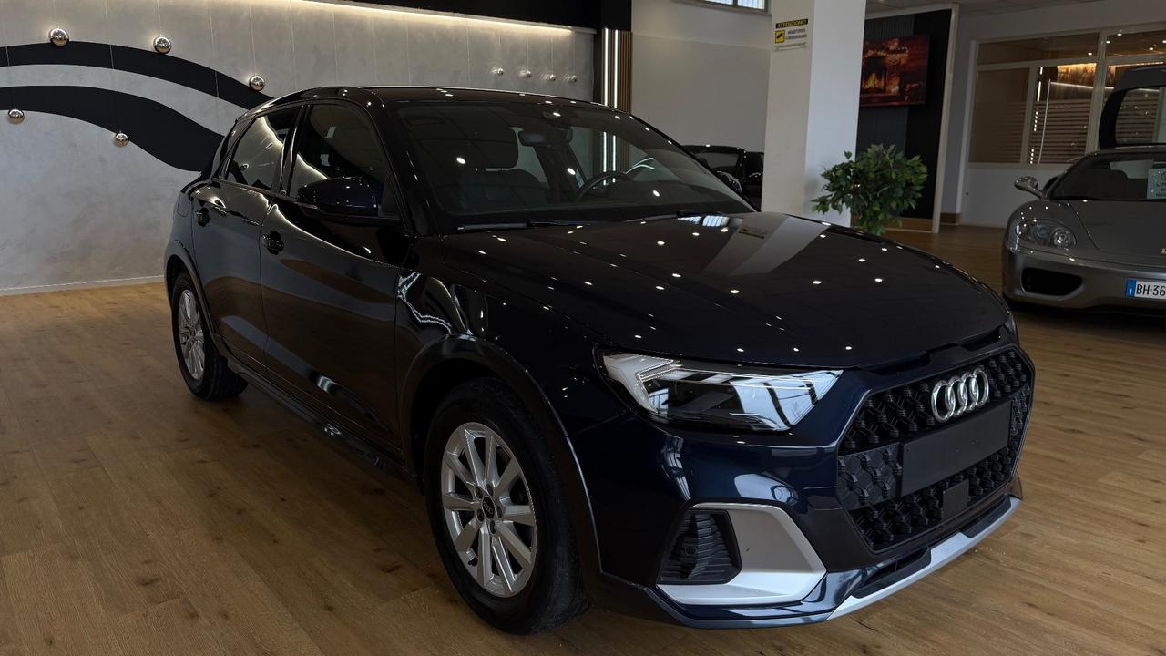 Audi A1 citycarver 30 TFSI Identity Black