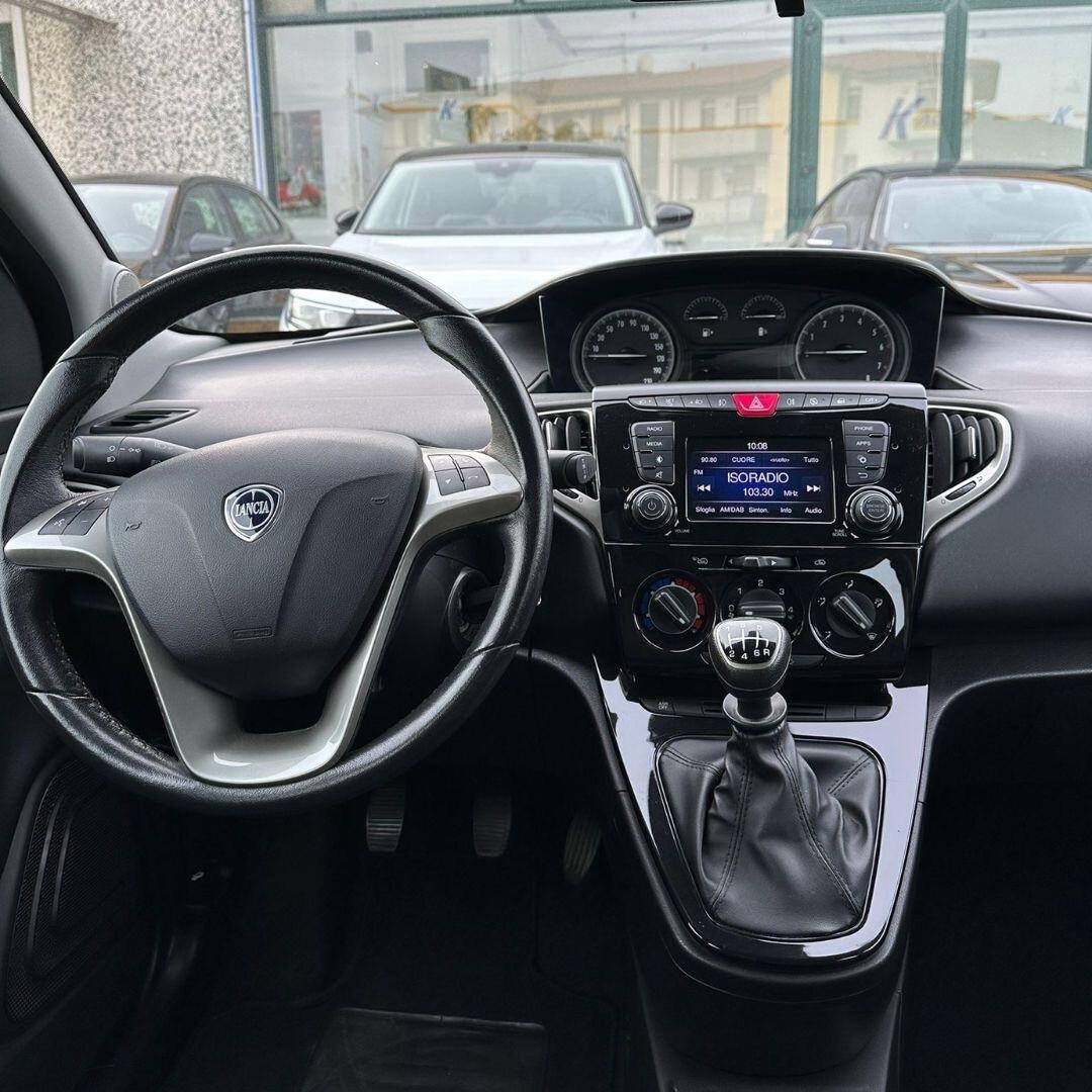 Lancia Ypsilon 1.0 Hybrid ok neo patentati