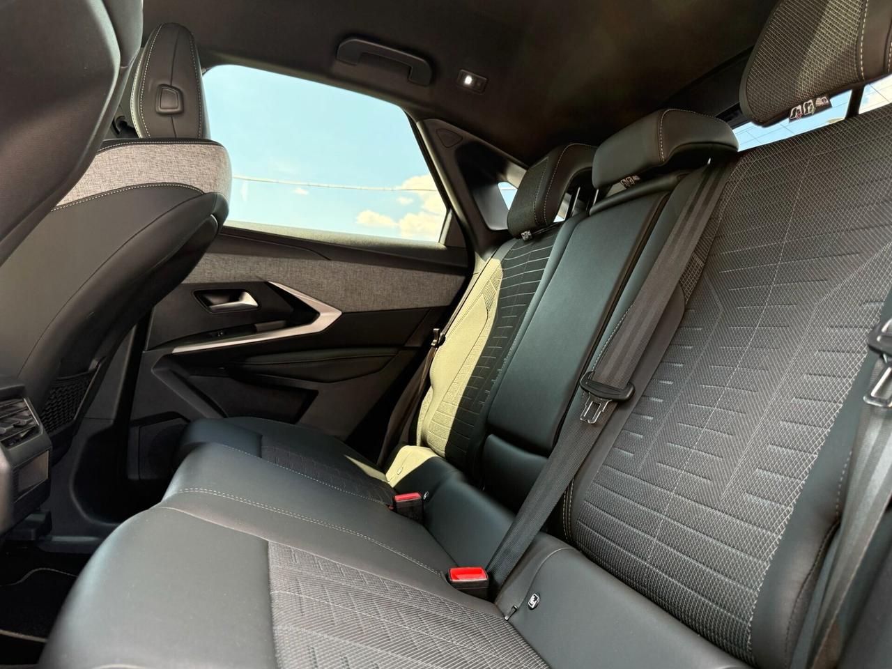 Peugeot 3008 2025 Hybrid 145 e-DCS6 GT 26000KM