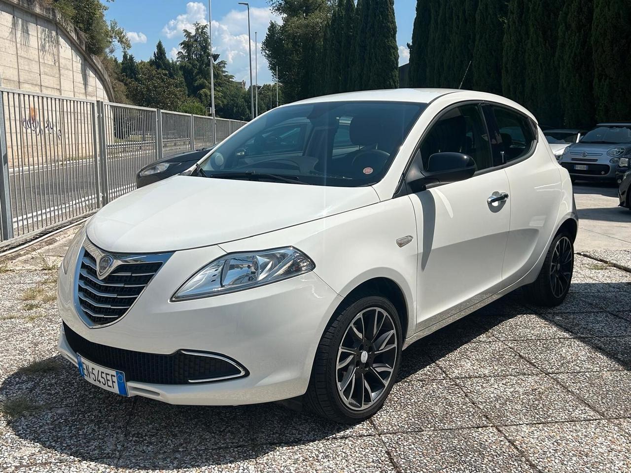 Lancia Ypsilon 1.2 69 CV 5 porte S&S Gold