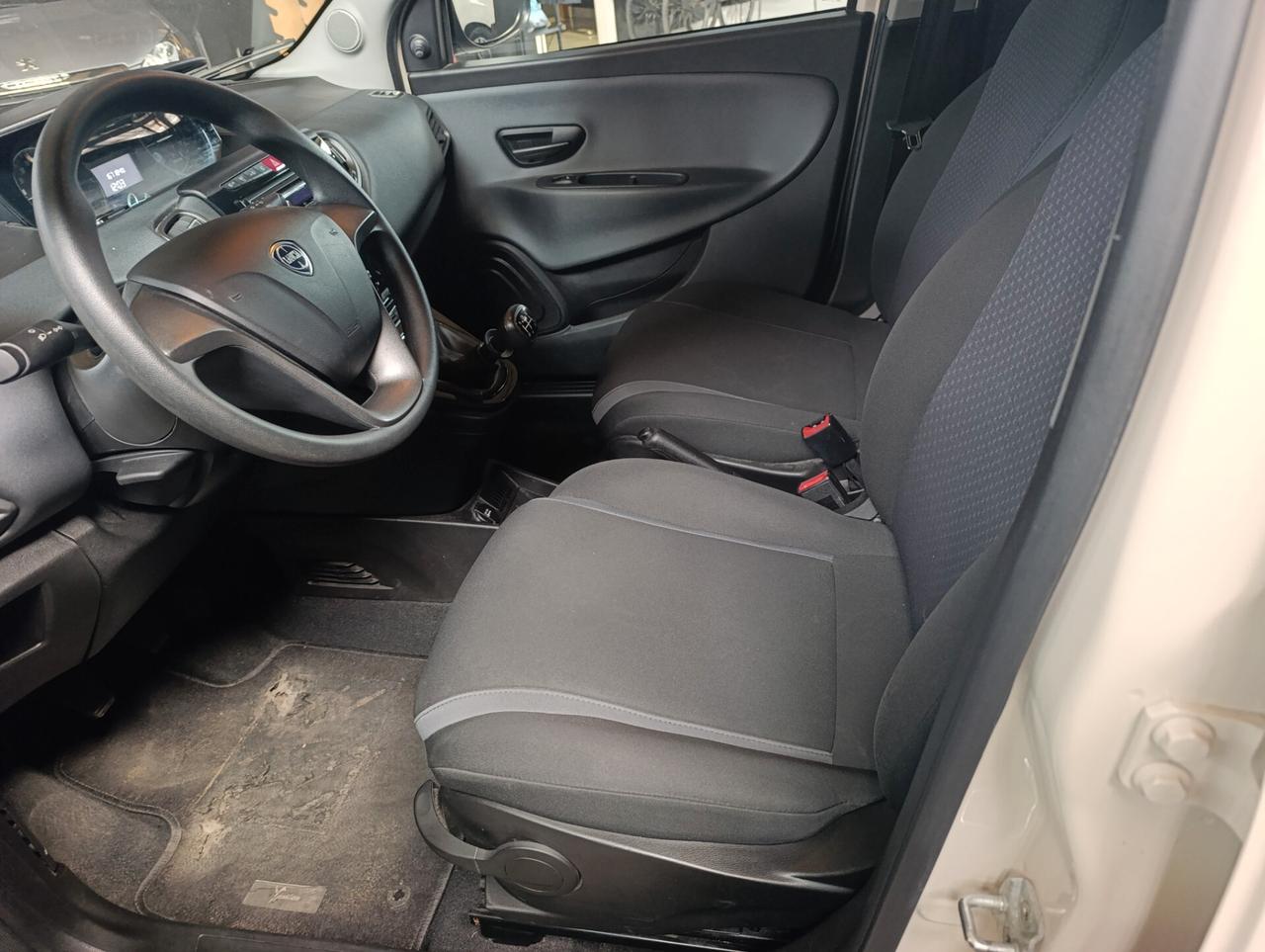 Lancia Ypsilon del 2017 benzina anche neopatentati